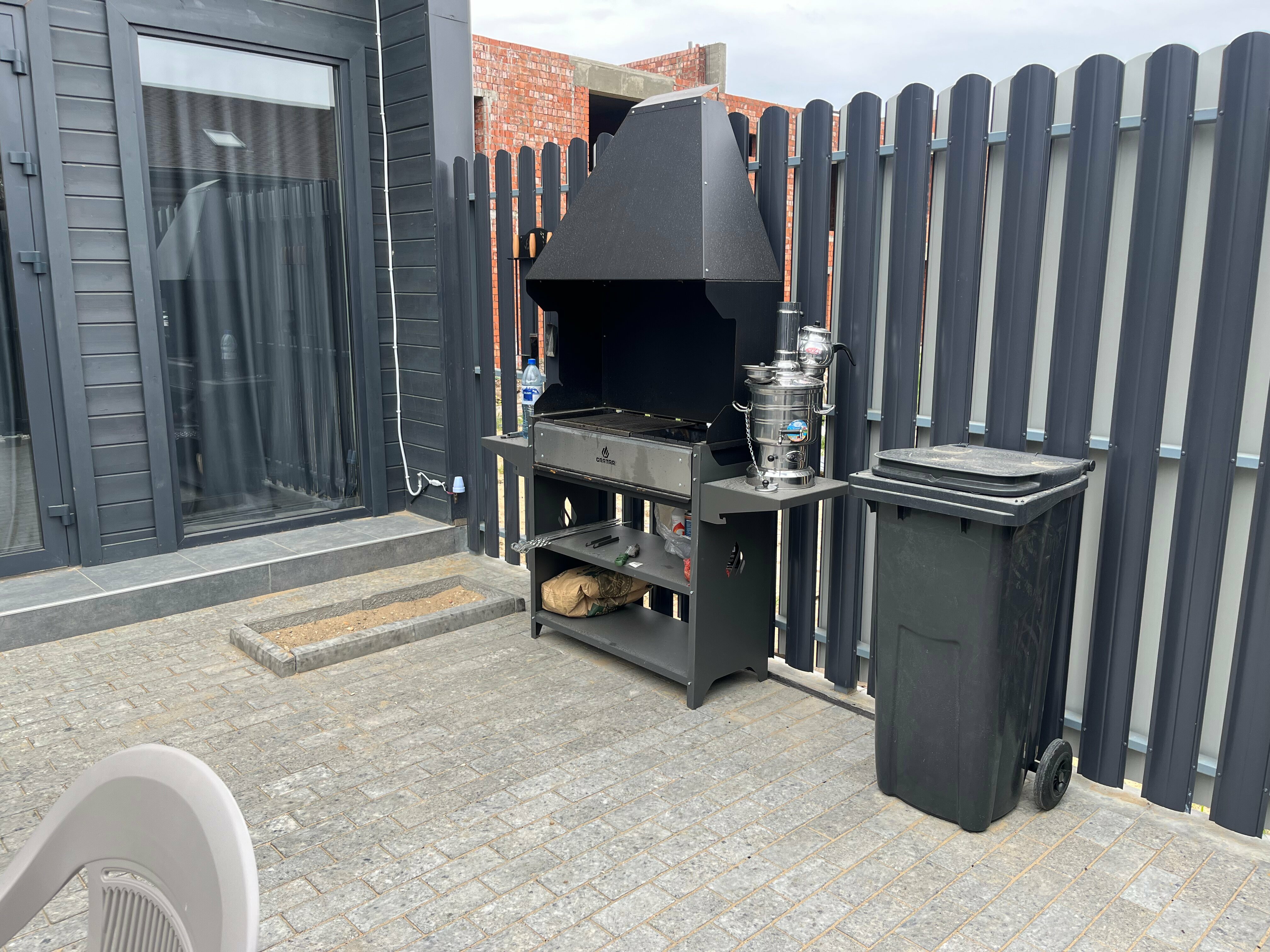 Гостевой домик с одной двухспальной и двумя односпальными кроватями