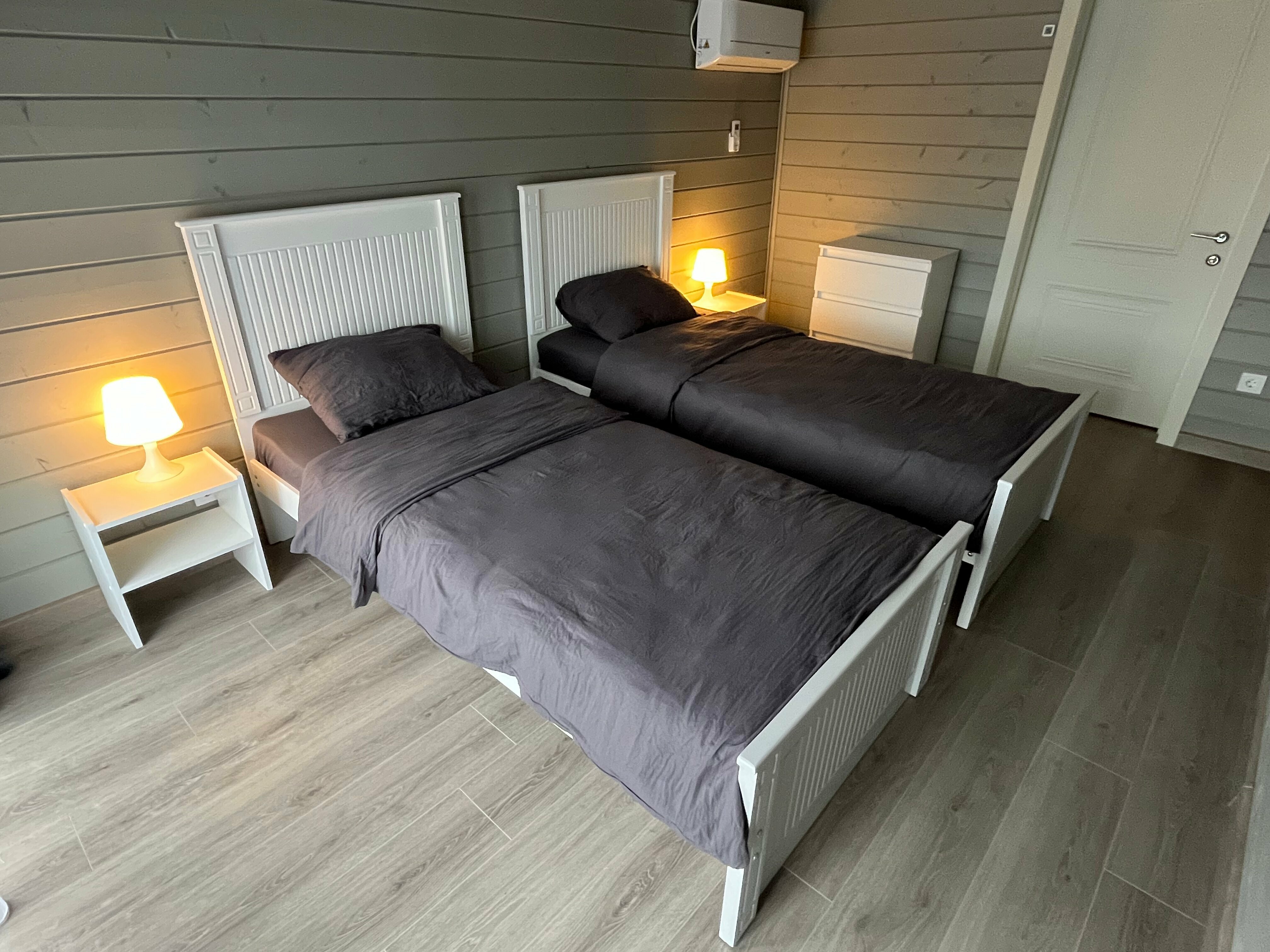 Гостевой домик с одной двухспальной и двумя односпальными кроватями