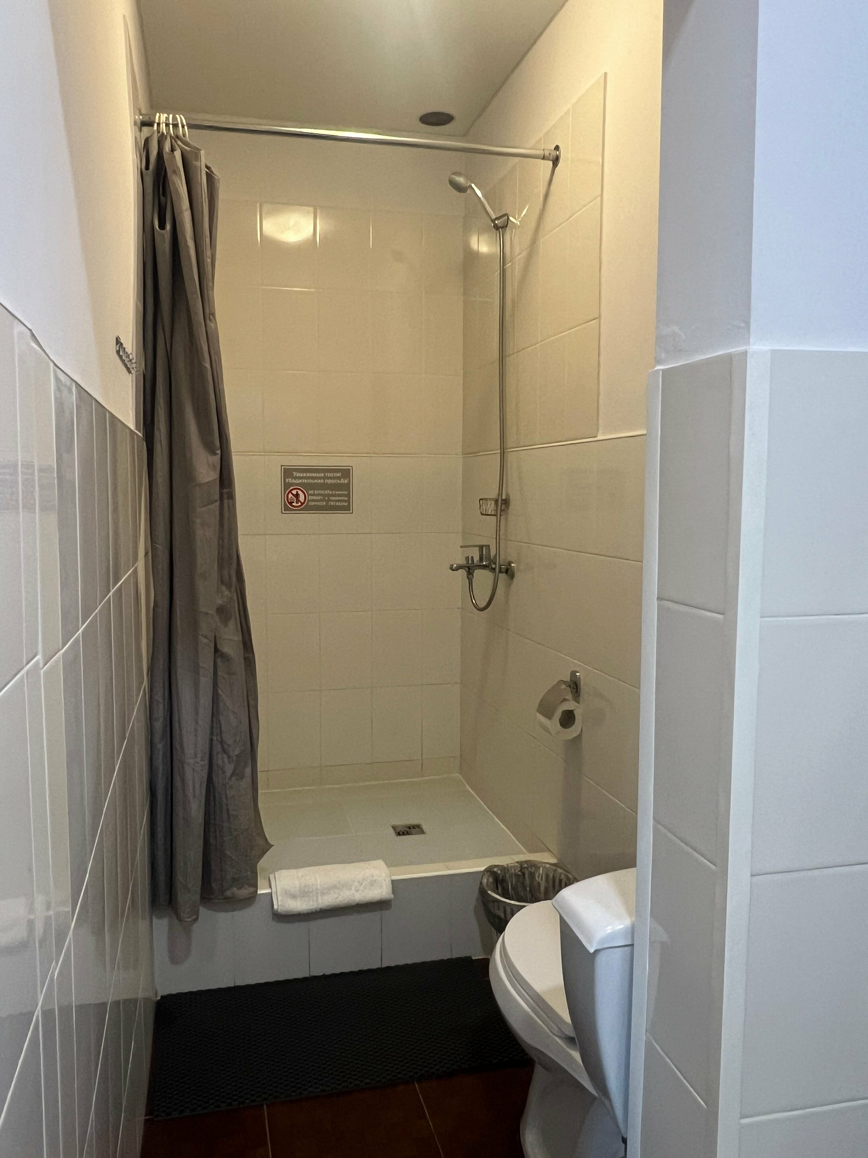 Трехместный номер с собственной ванной комнатой вне номера