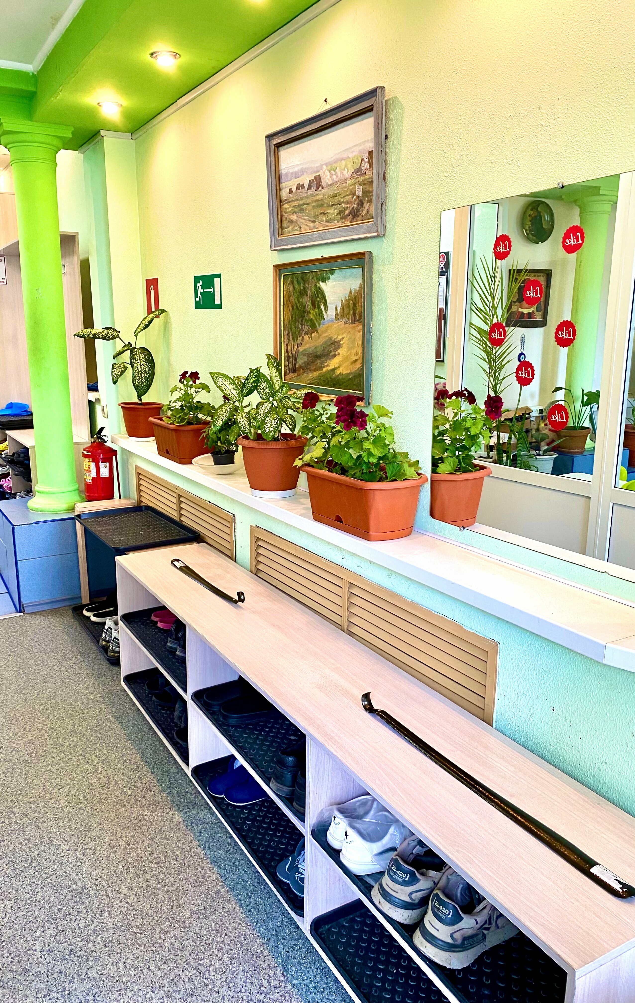 Односпальная кровать в общем номере для женщин