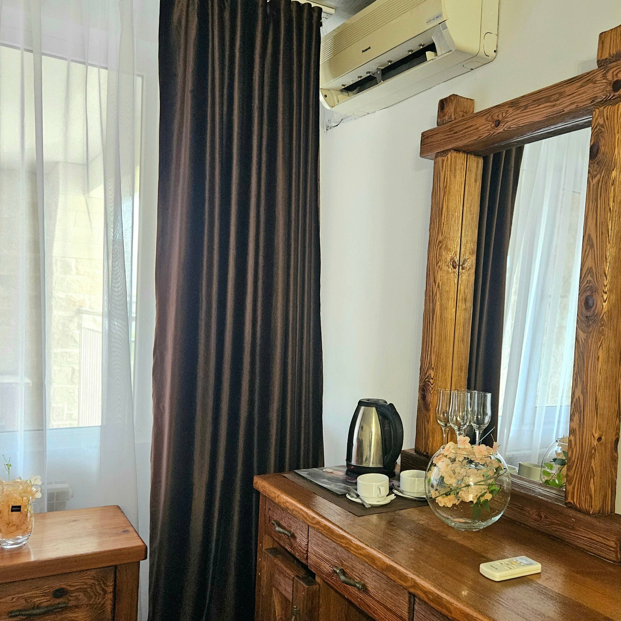 Делюкс с двумя раздельными кроватями и диваном с общим балконом