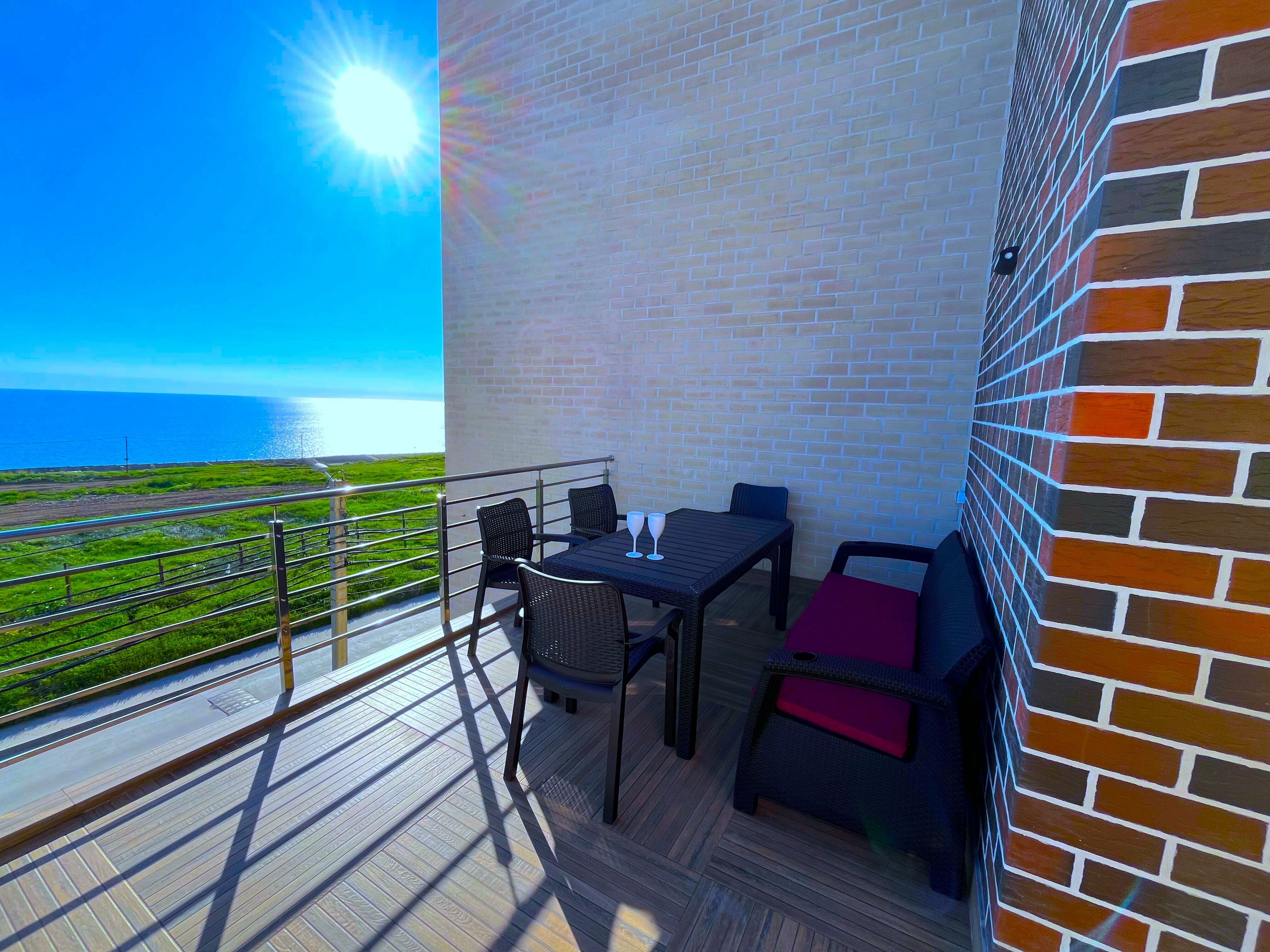 5-ти местный 2-х комнатный люкс с кухней и ТЕРРАСОЙ С ВИДОМ НА МОРЕ