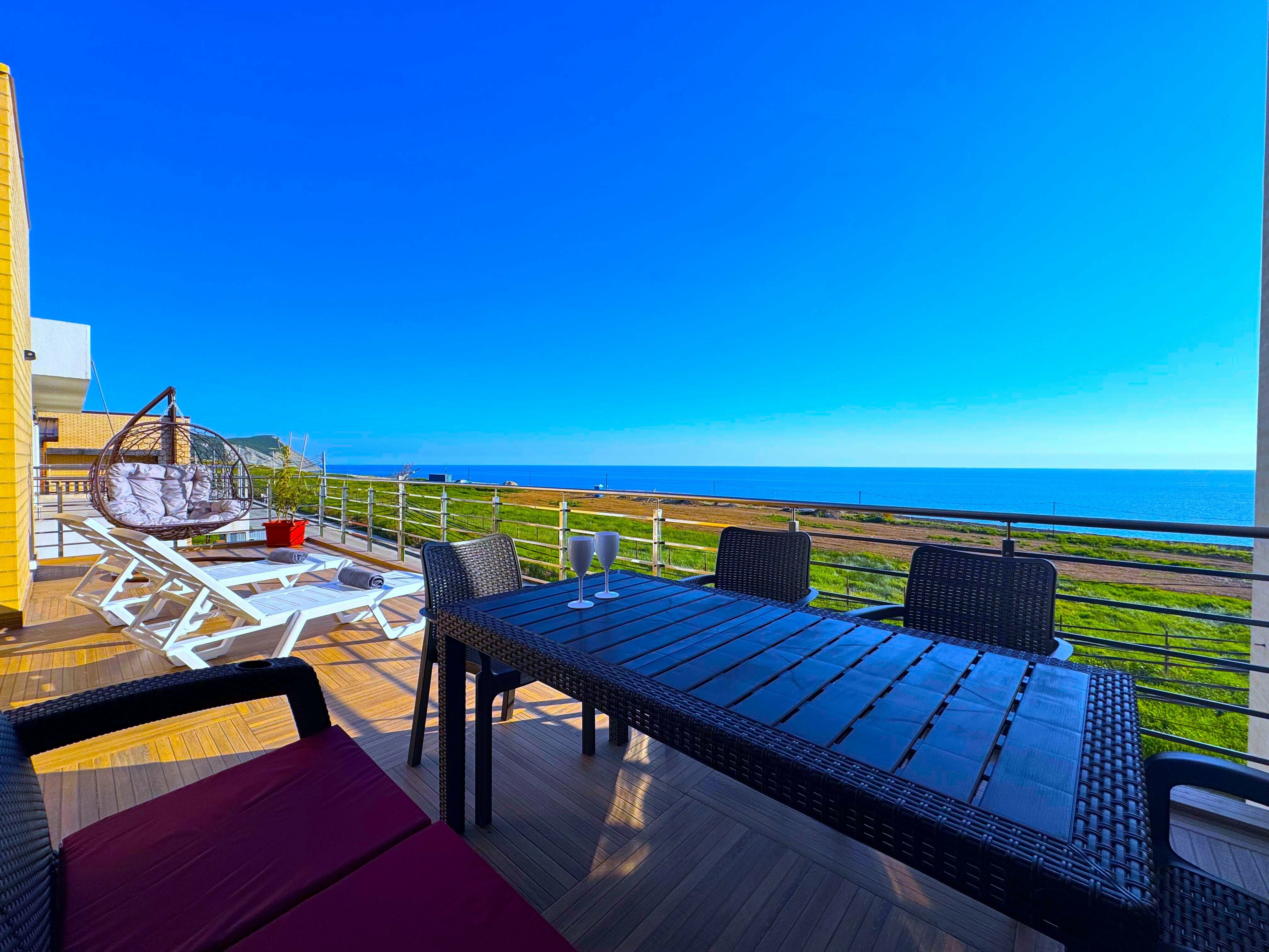 5-ти местный 2-х комнатный люкс с кухней и ТЕРРАСОЙ С ВИДОМ НА МОРЕ