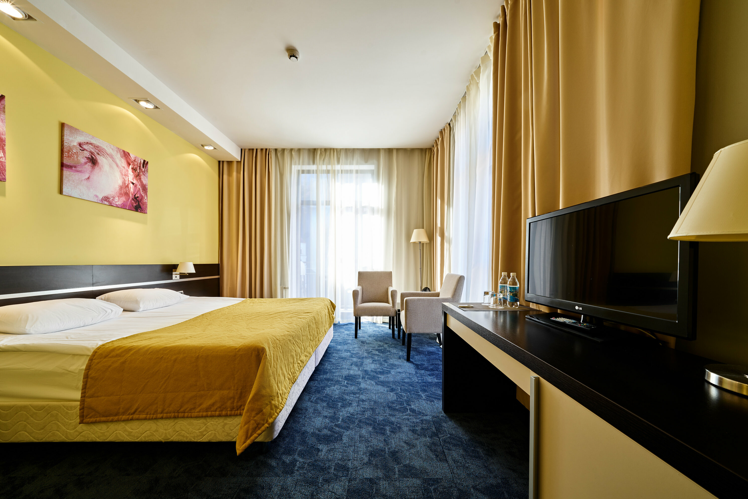 Видовой супериор с двумя балконами с одной большой кроватью