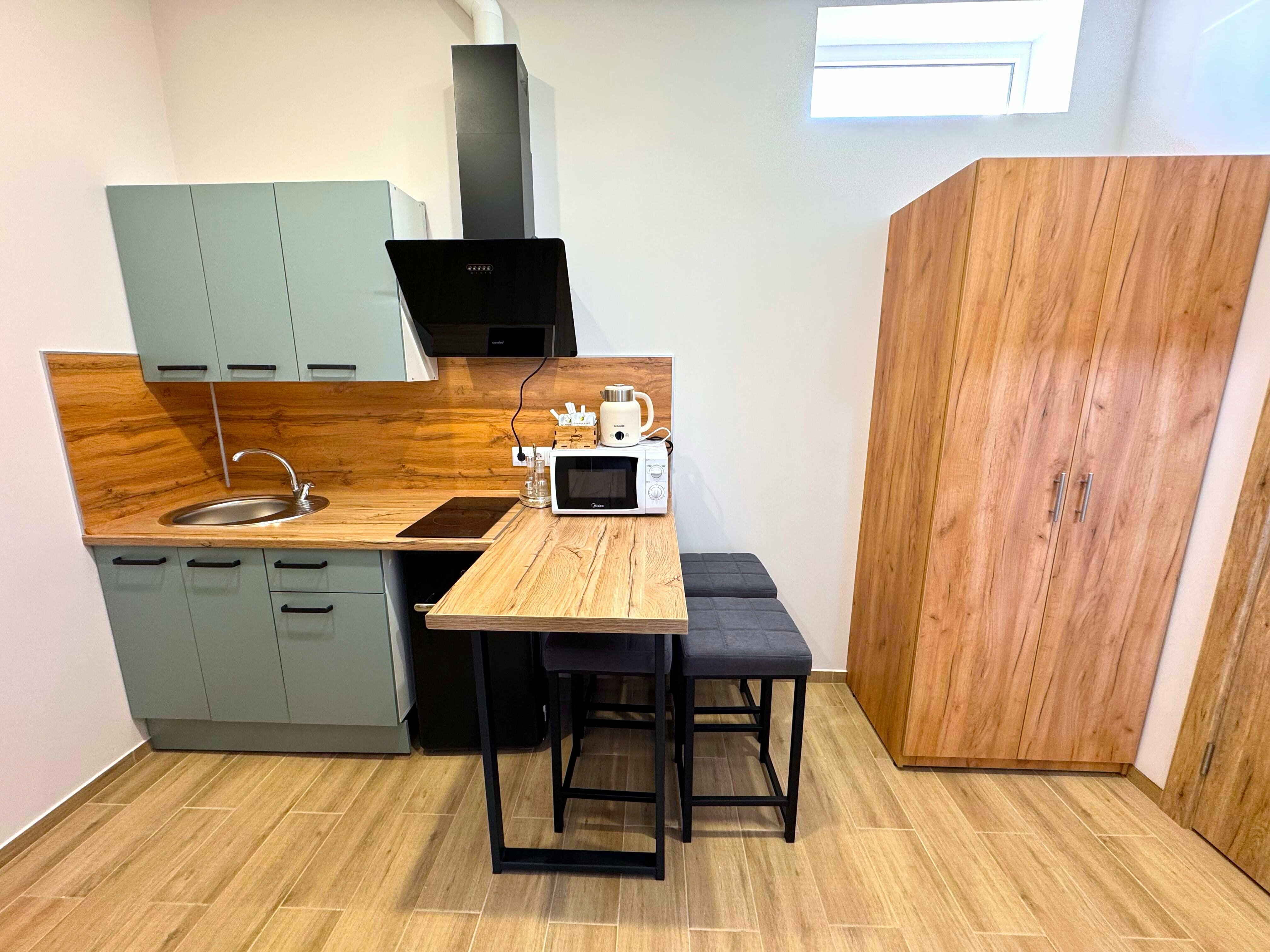 5-ти местный 2-х комнатный люкс с кухней и ТЕРРАСОЙ С ВИДОМ НА МОРЕ