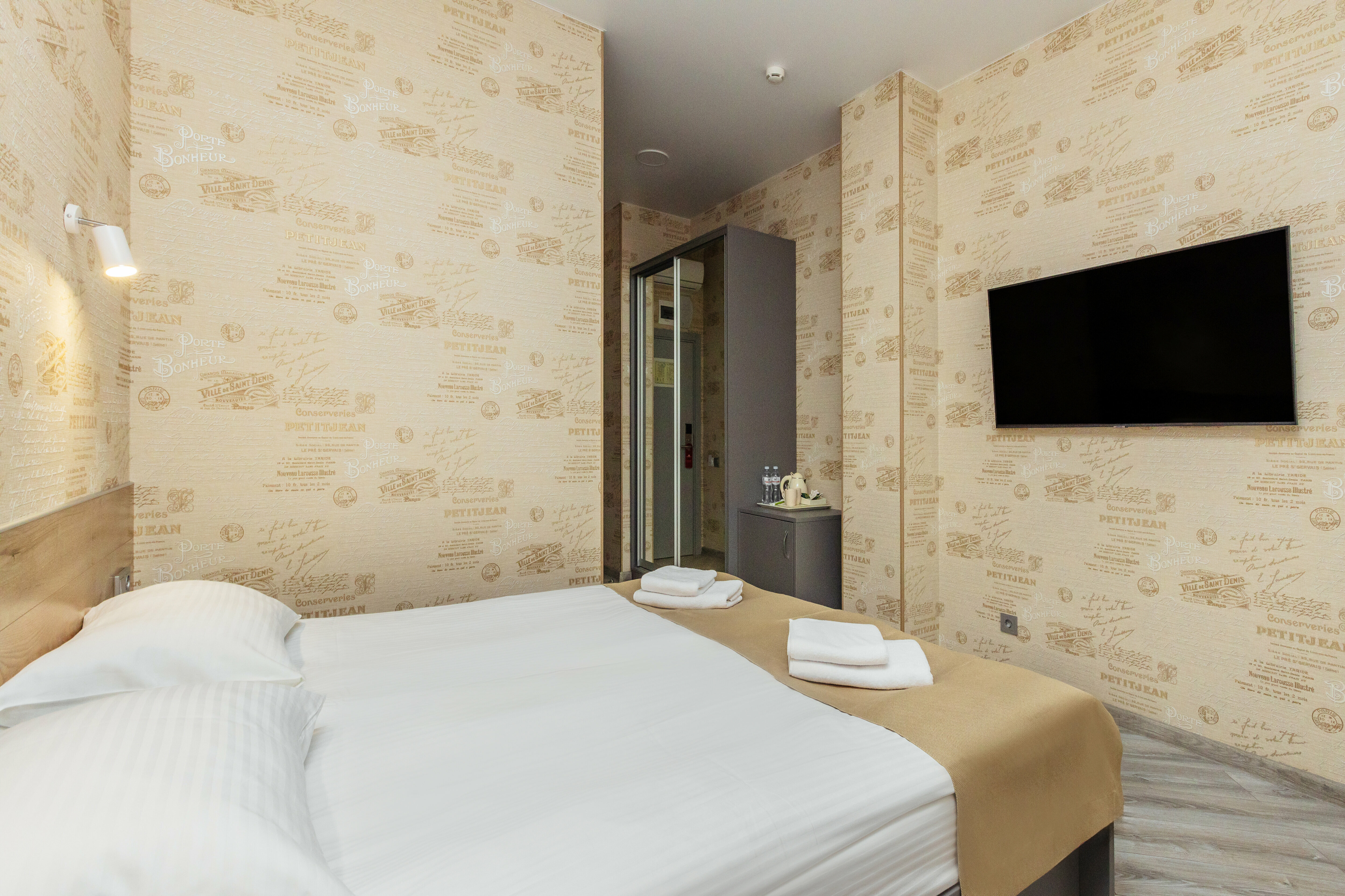 Выгодный без окна с двуспальной кроватью