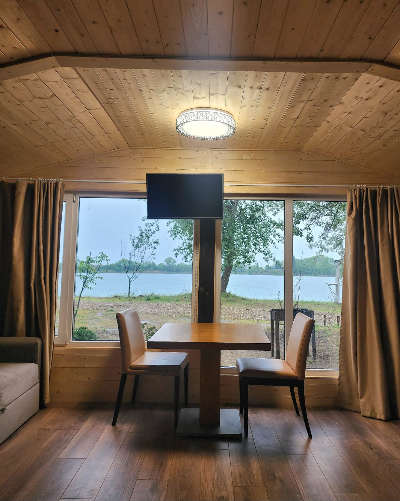 Дом с видом на озеро