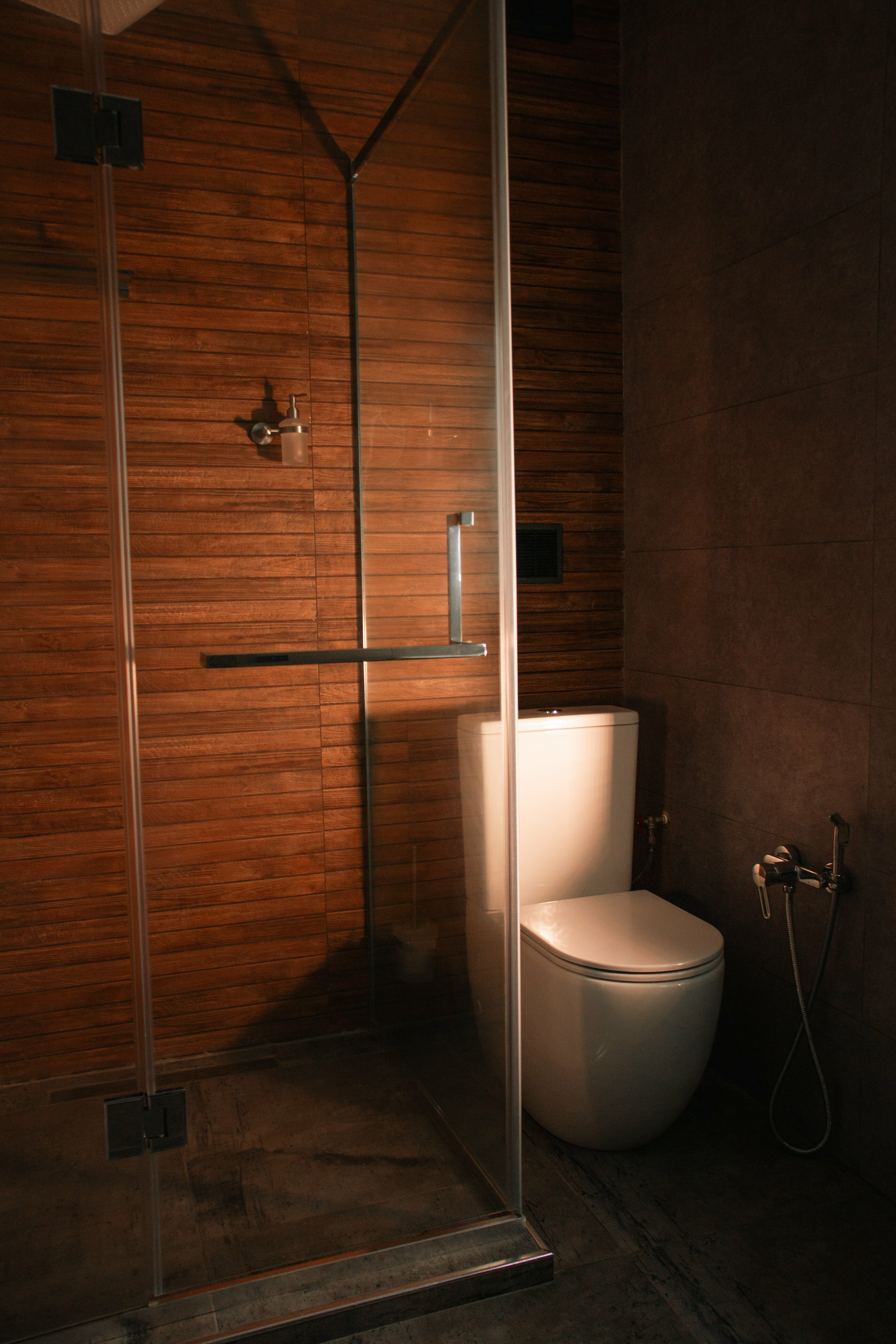 Двухкомнатный номер с одной двуспальной кроватью и диваном с видом на двор и море