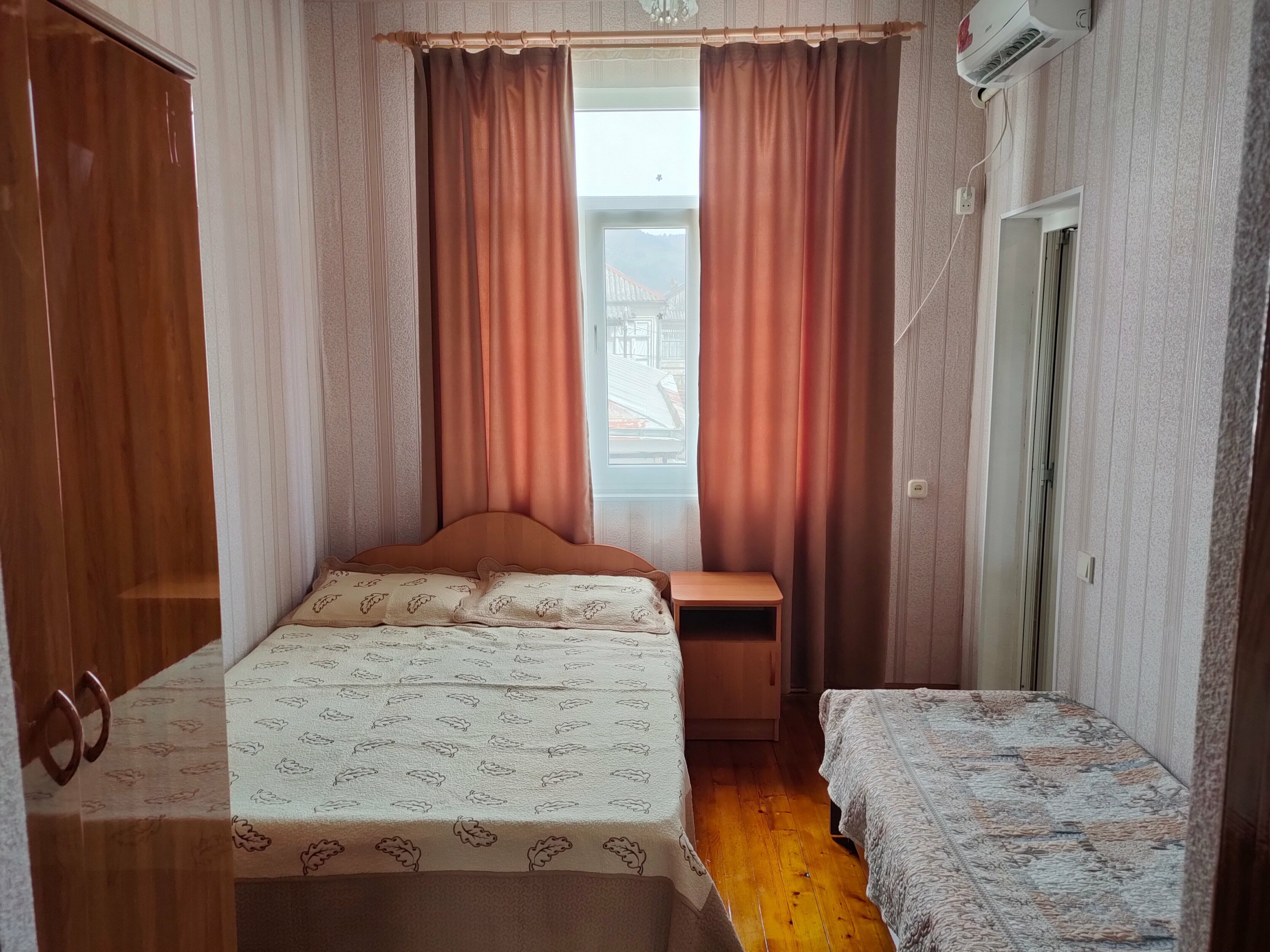 Трехместный номер с собственной ванной комнатой