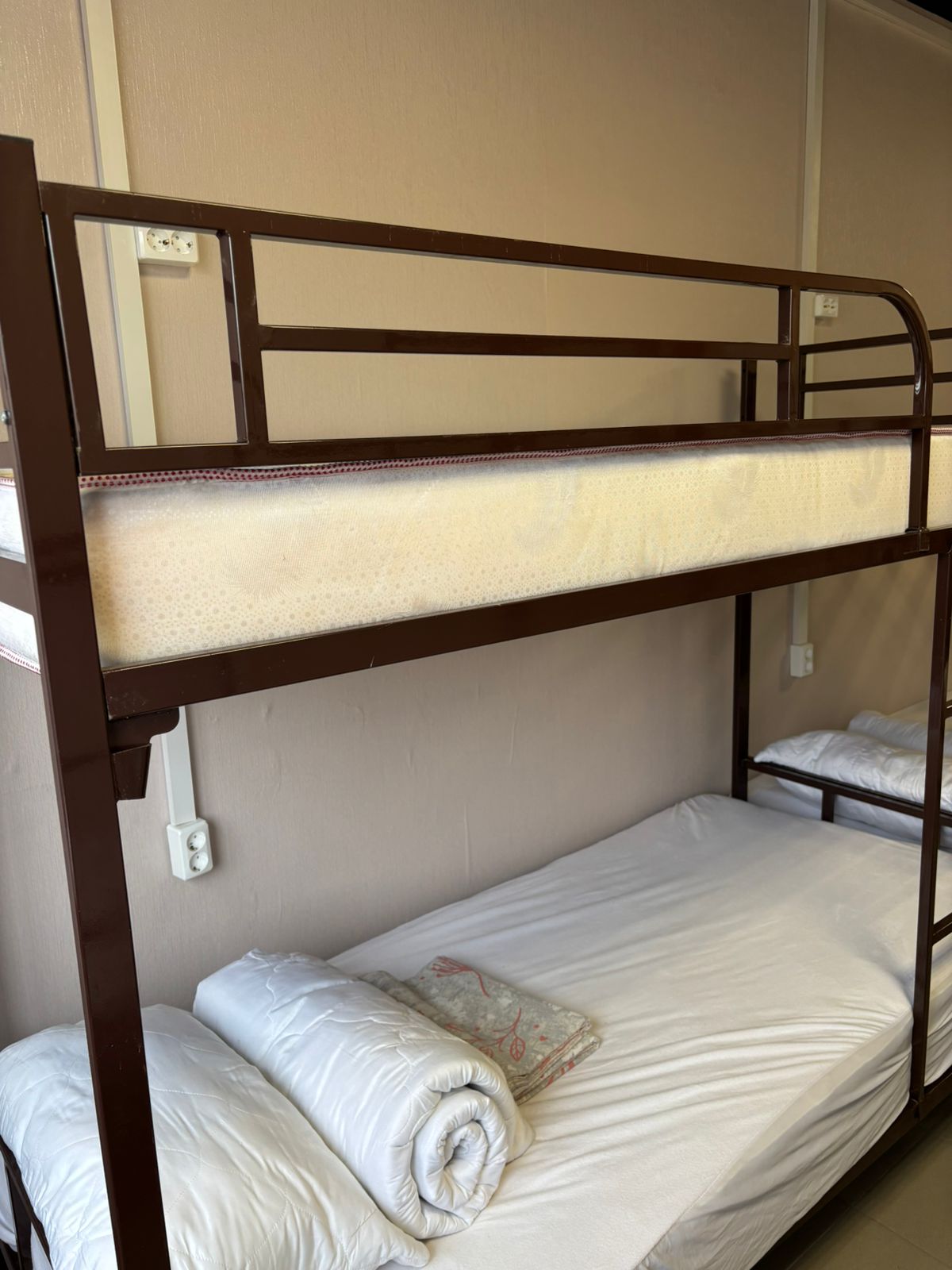 Спальное место на двухъярусной кровати в общем номере для мужчин