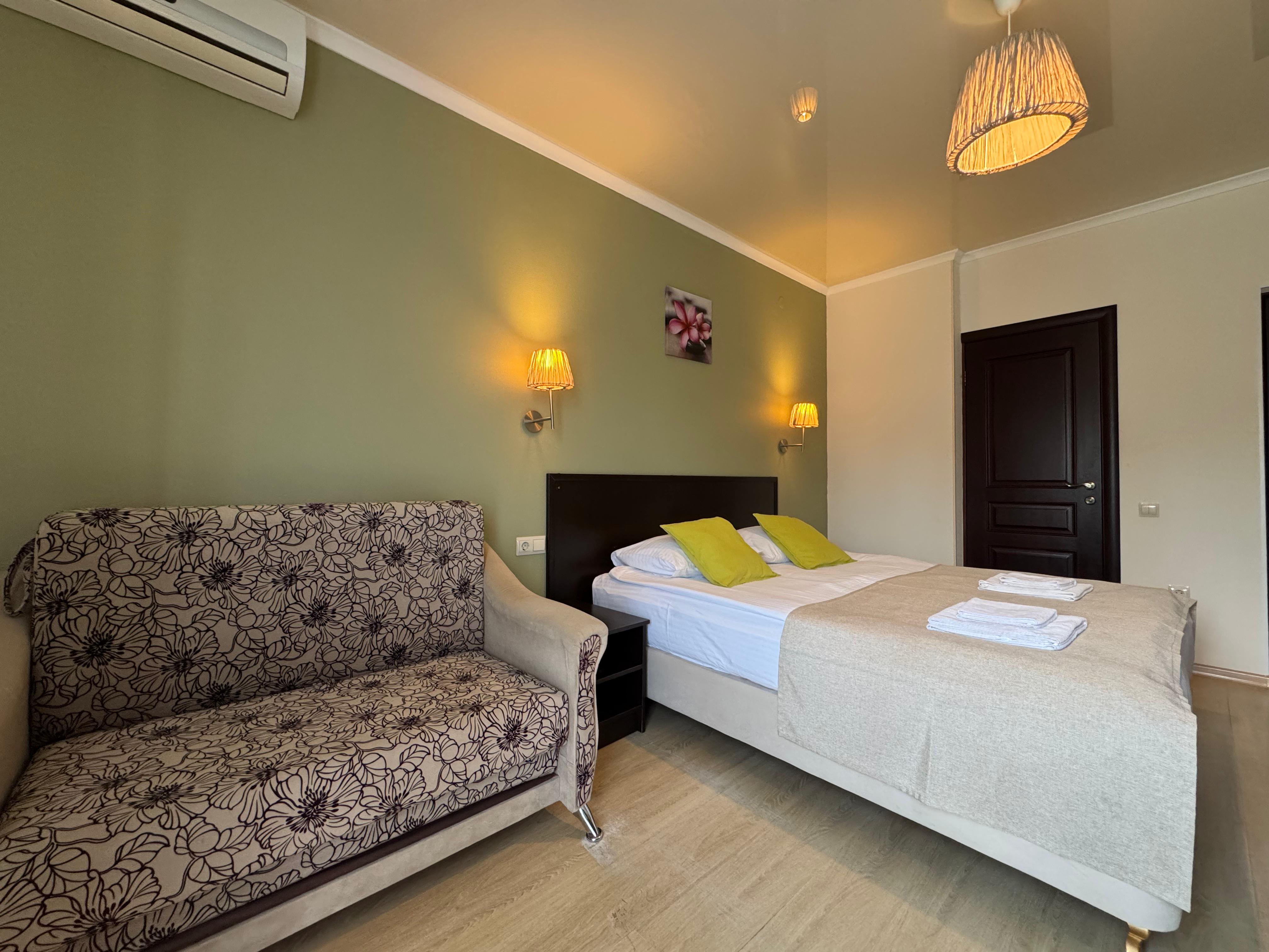 Трёхместный с индивидуальным балконом