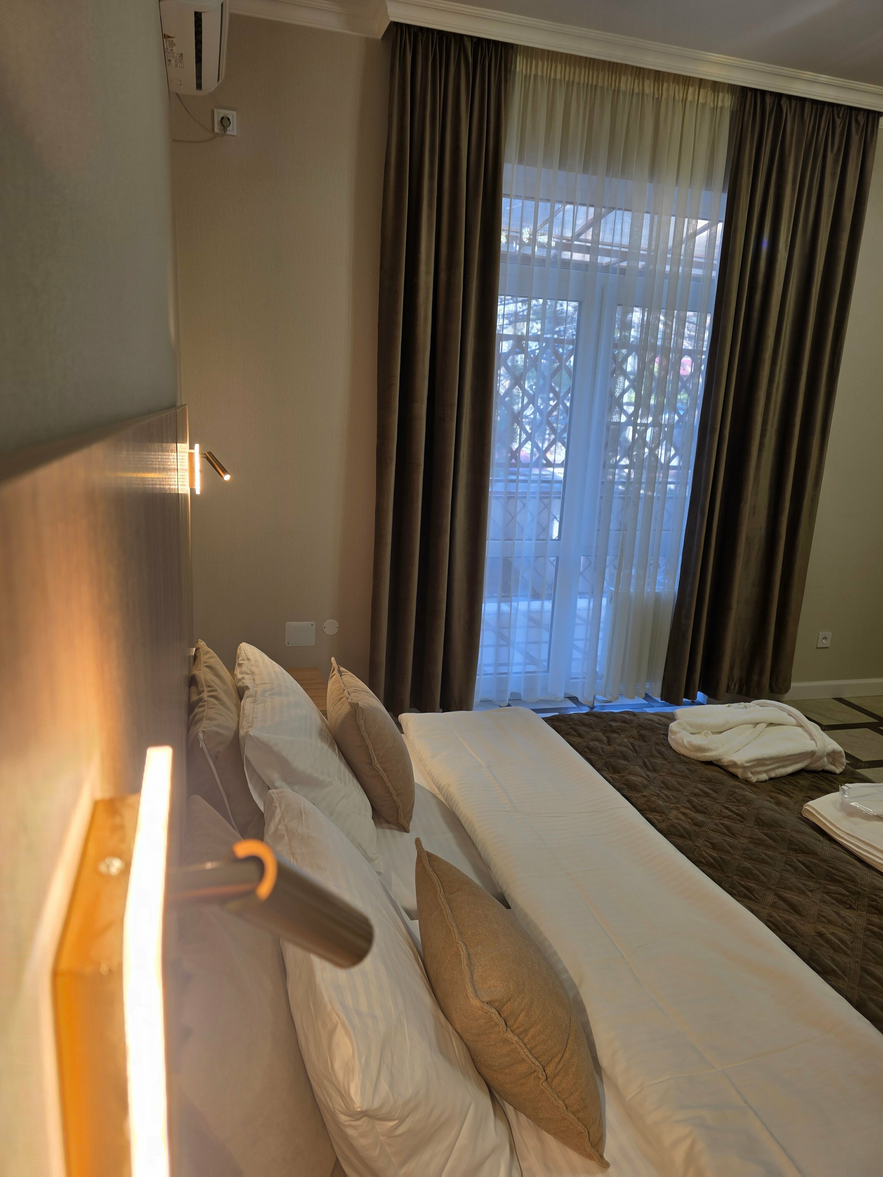 Премиум Люкс с кроватями TWIN/DBL и большой  террасой  с видом на горы