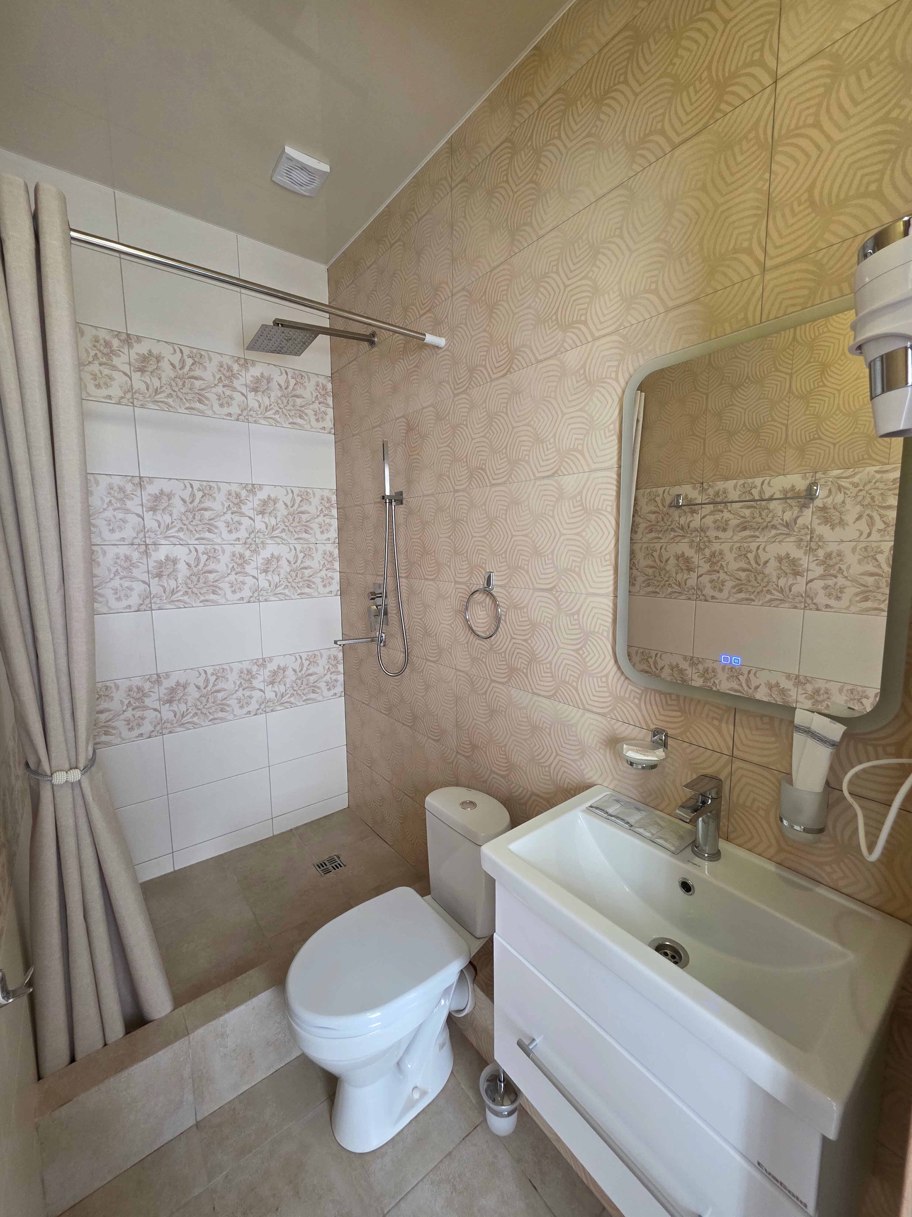 СЕМЕЙНЫЙ ДВУХКОМНАТНЫЙ  с кроватями TWIN/DBL  с двуспальным диваном