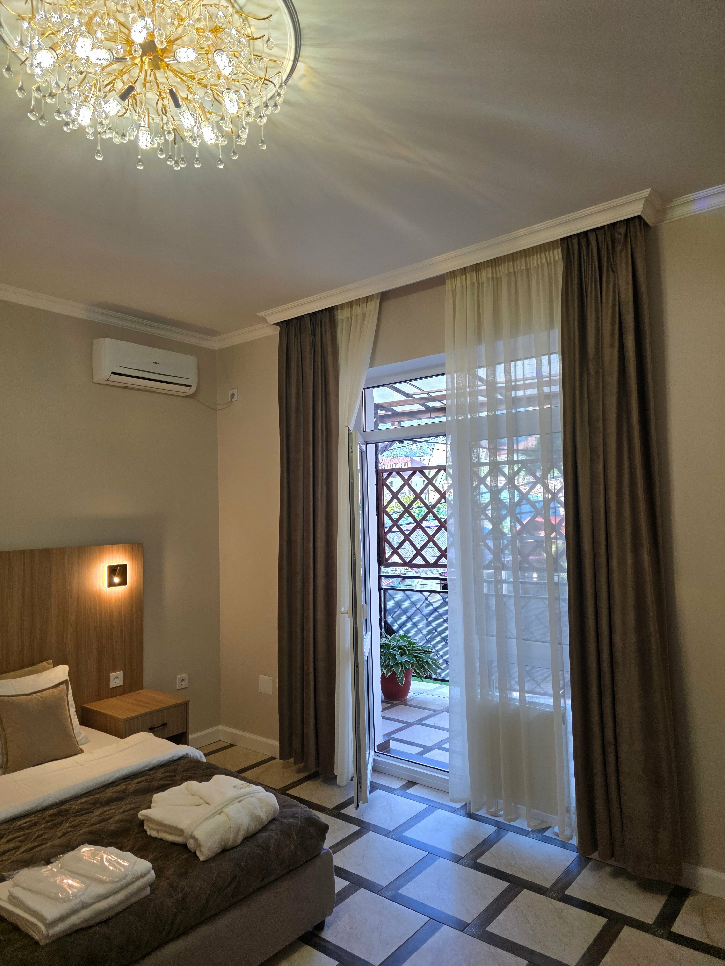 Премиум Люкс с кроватями TWIN/DBL и большой  террасой  с видом на горы