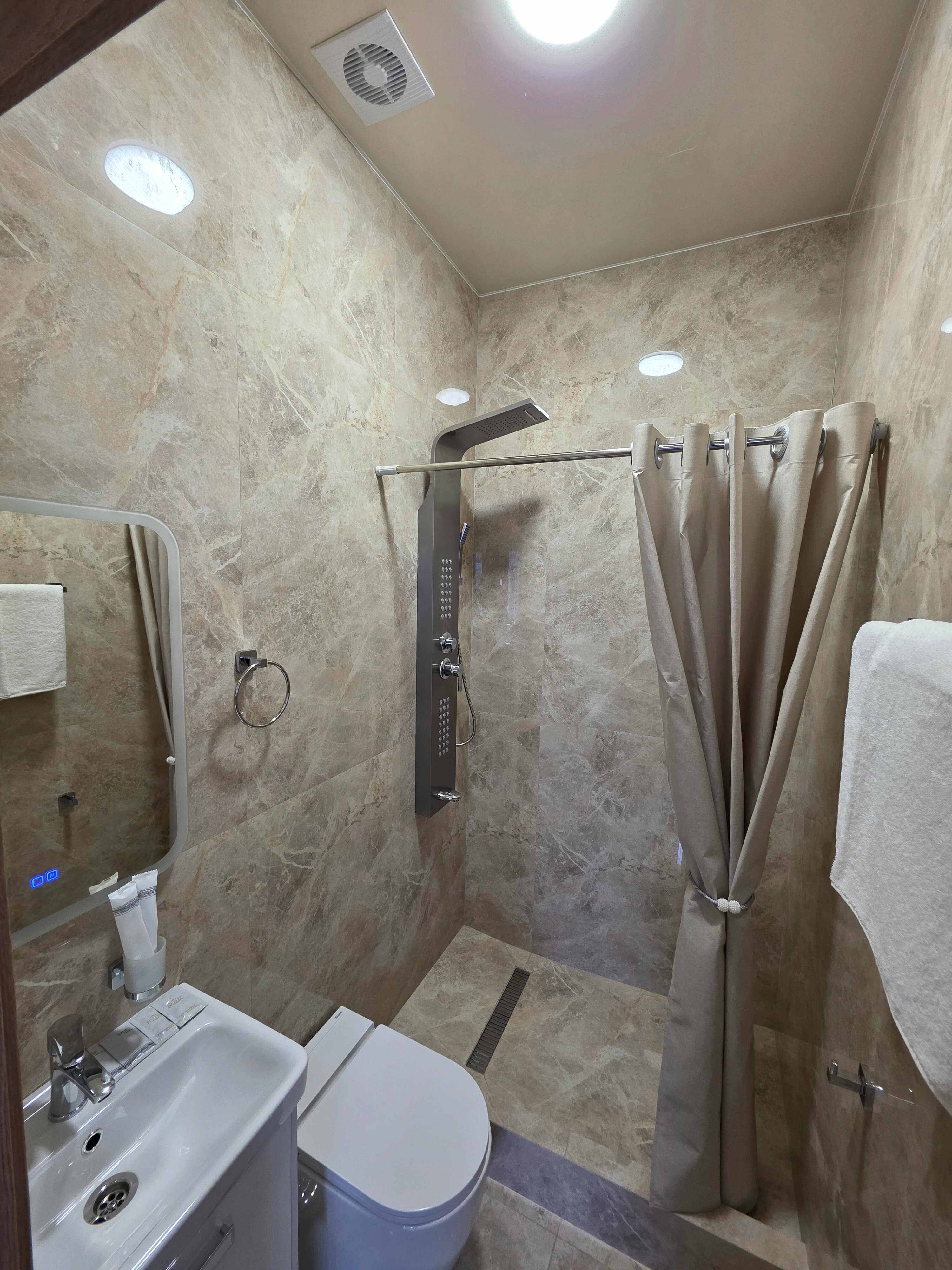 СЕМЕЙНЫЙ ДВУХКОМНАТНЫЙ  с кроватями TWIN/DBL  с двуспальным диваном