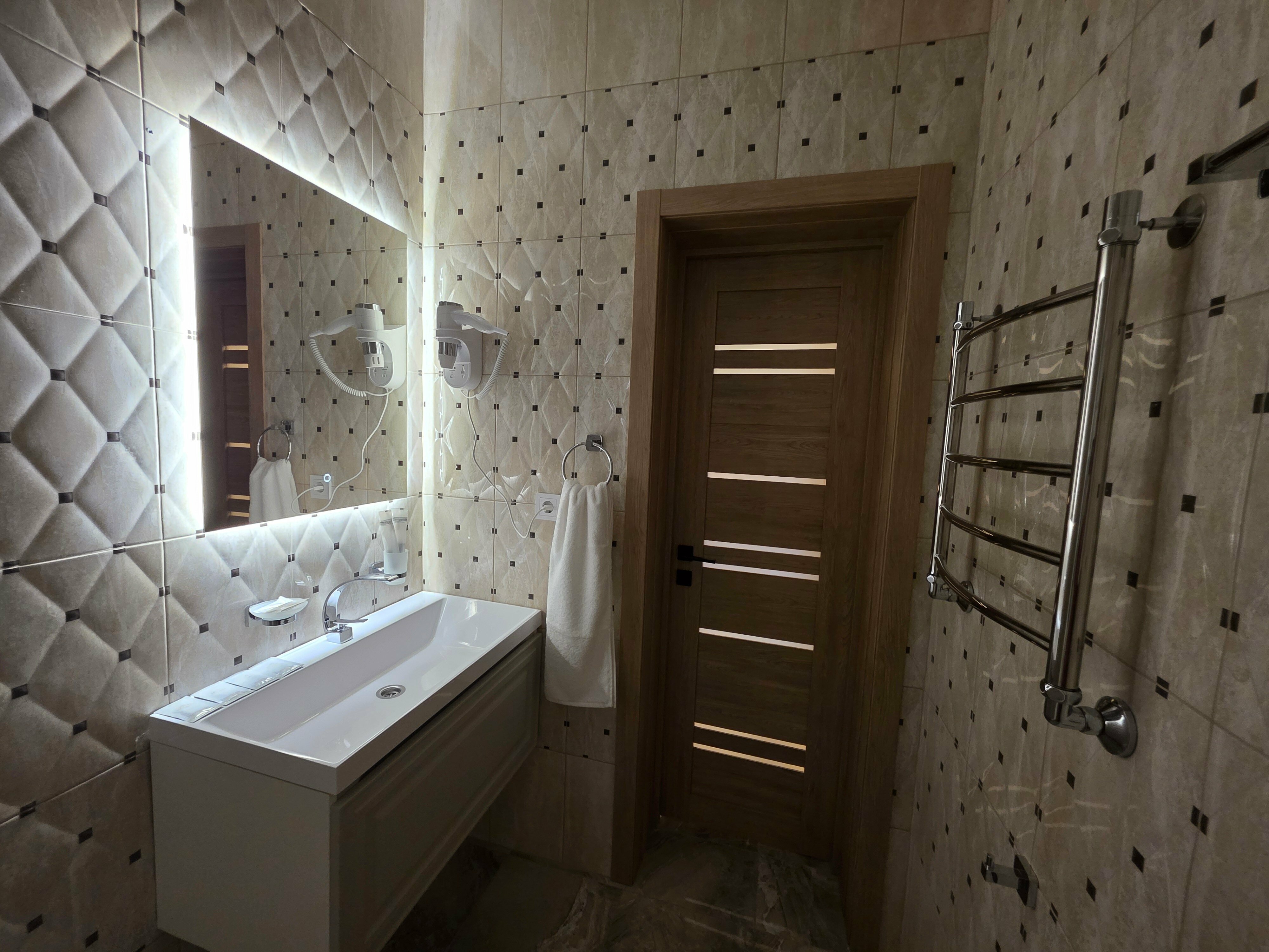 Премиум Люкс с кроватями TWIN/DBL и большой  террасой  с видом на горы