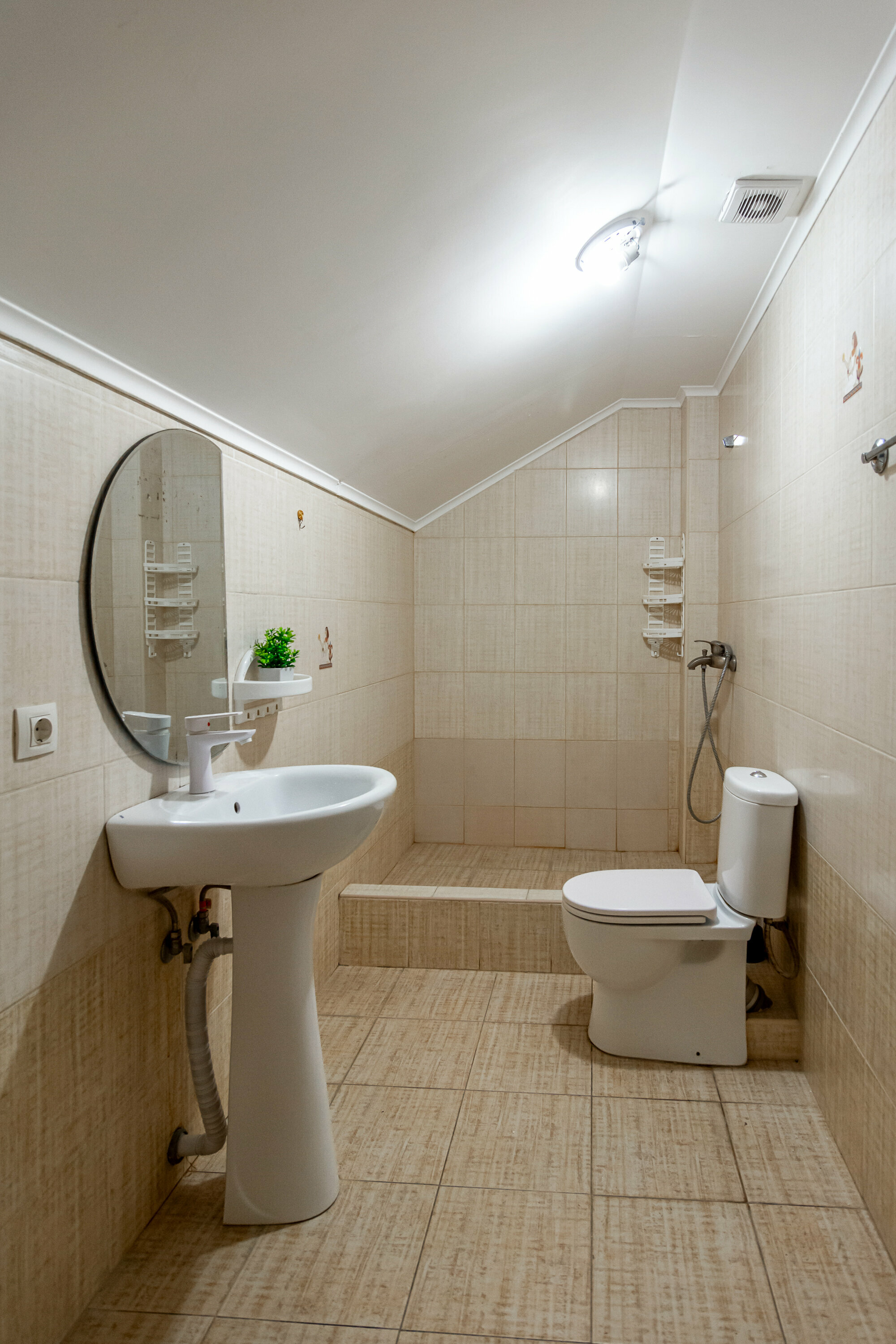 Двухместный номер эконом с видом на море и санузлом на 2 номера, на этаже.