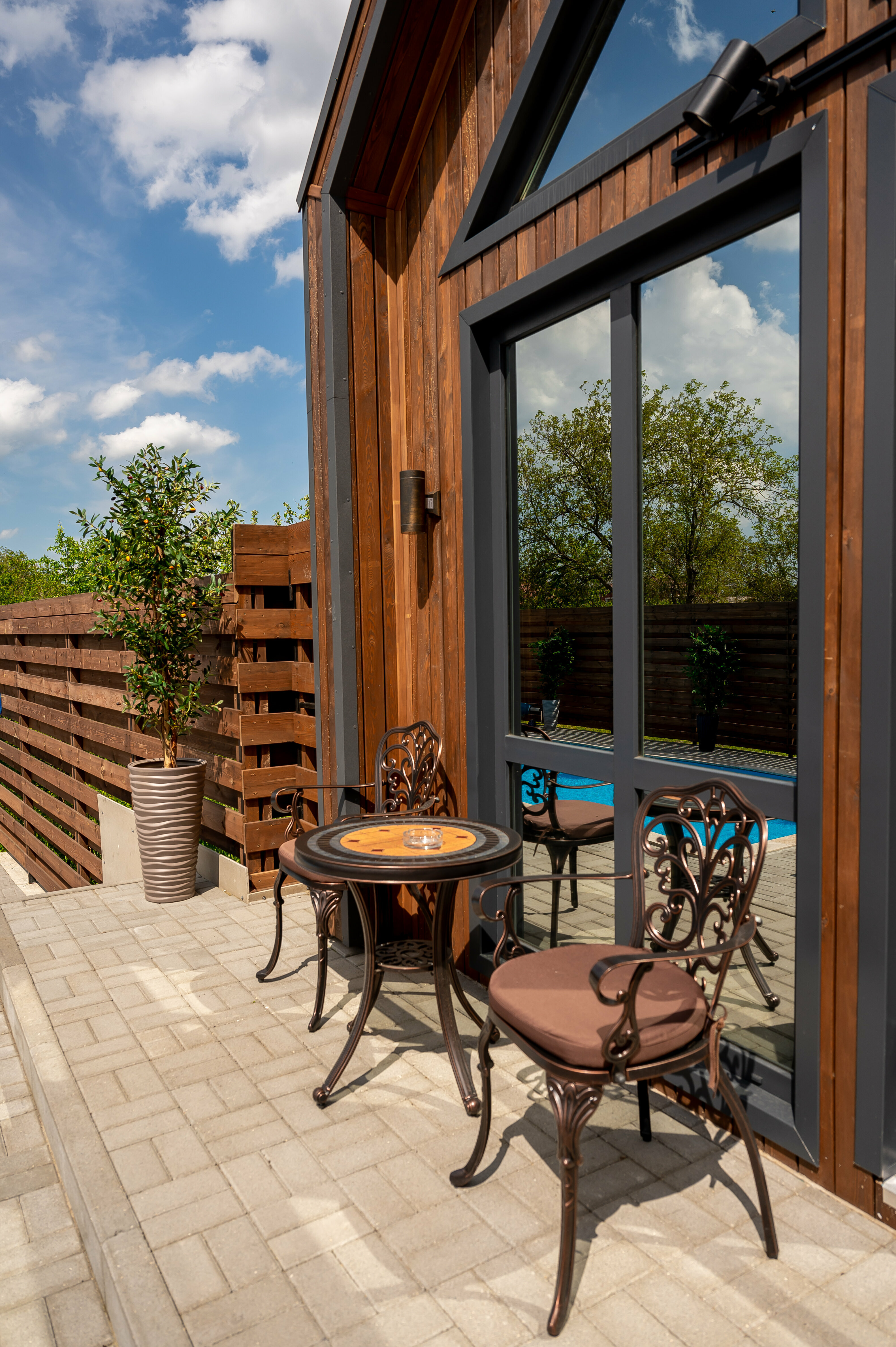 Дом  двухэтажный с навесом, мангалом и встроенной сауной (за отдельную плату), подогреваемый бассейн под открытым небом включен в стоимость проживания.