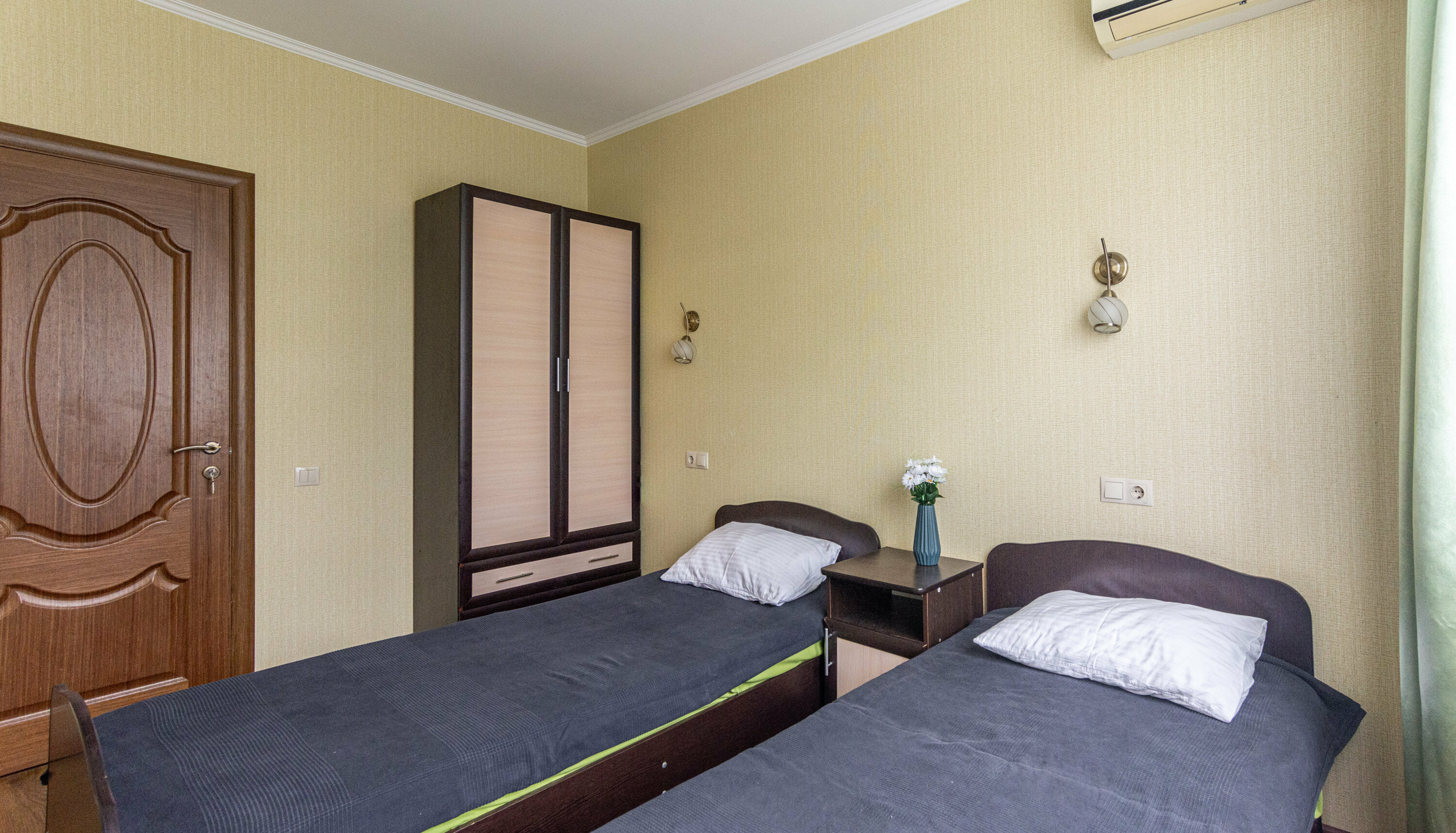 2хместный номер с видом на горы,бассейн и общим санузлом на 2 номера на этаже.