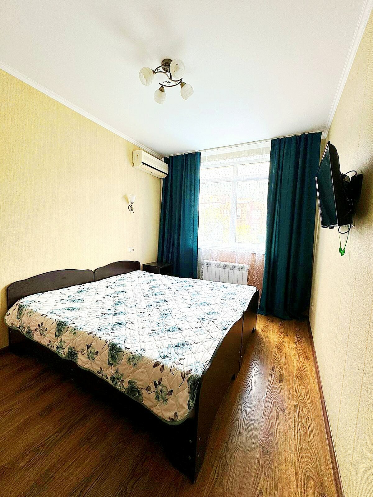 2хместный номер с видом на горы,бассейн и общим санузлом на 2 номера на этаже.