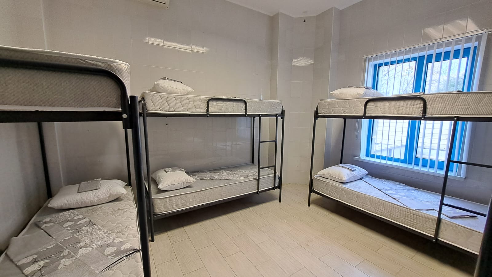 Спальное место на двухъярусной кровати в общем номере для мужчин