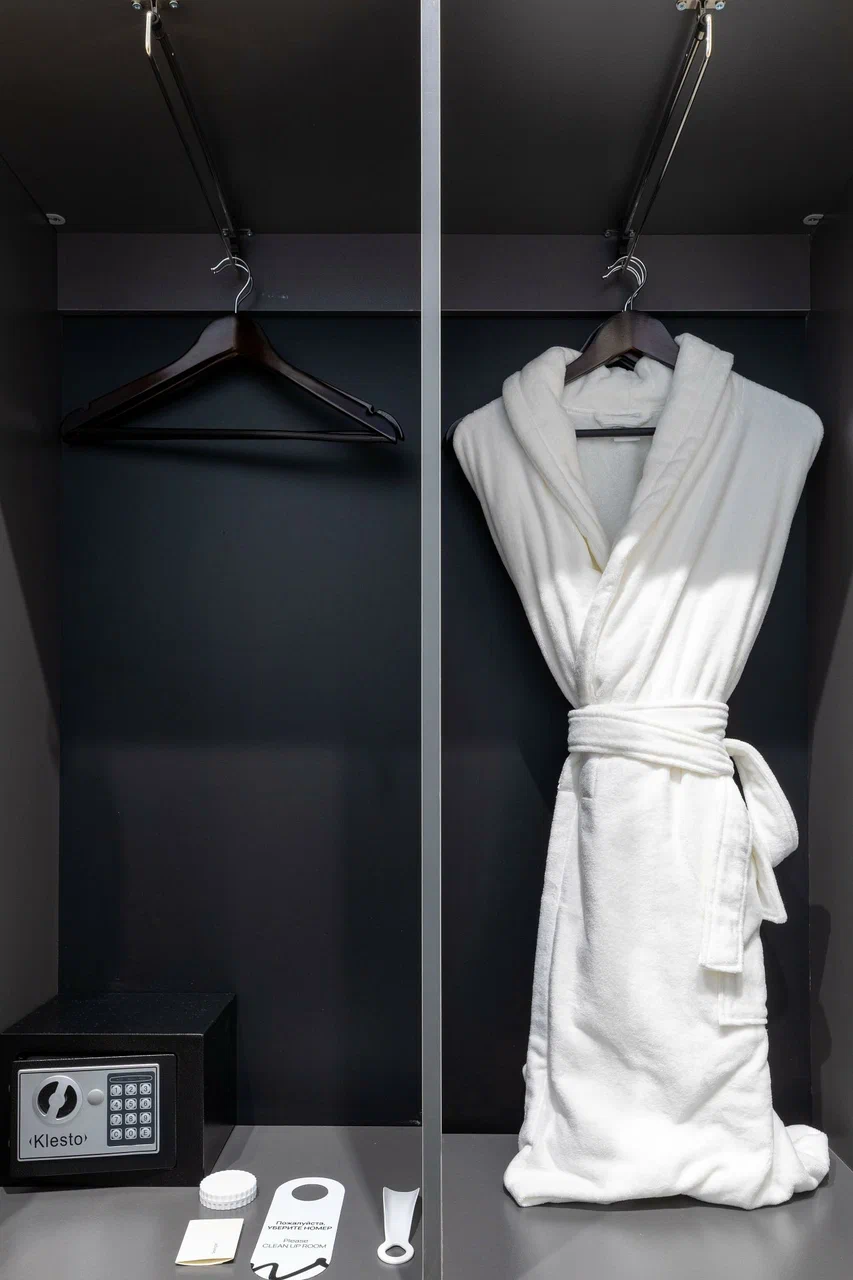 Стандартный двухместный номер с 1 кроватью или 2 отдельными кроватями (Вид во двор/ Вид на город)