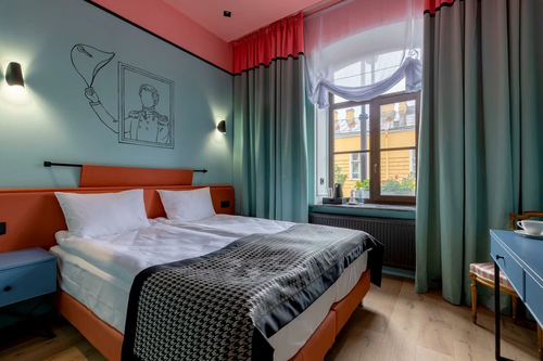 Улучшенный номер с 1 кроватью или 2 отдельными кроватями (Вид во двор/ Вид на город)