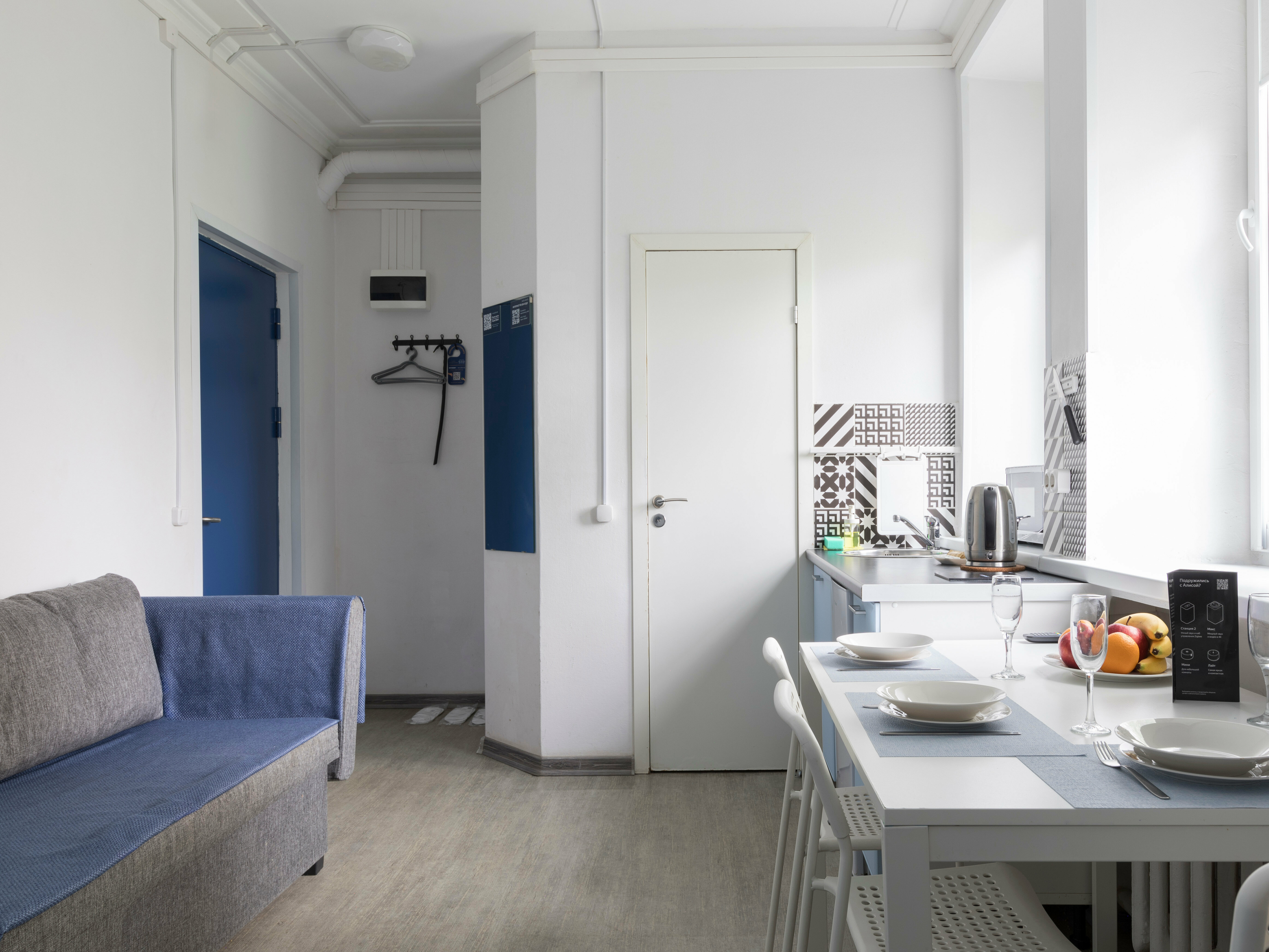 Четырехместный бизнес люкс с большой кроватью и диваном