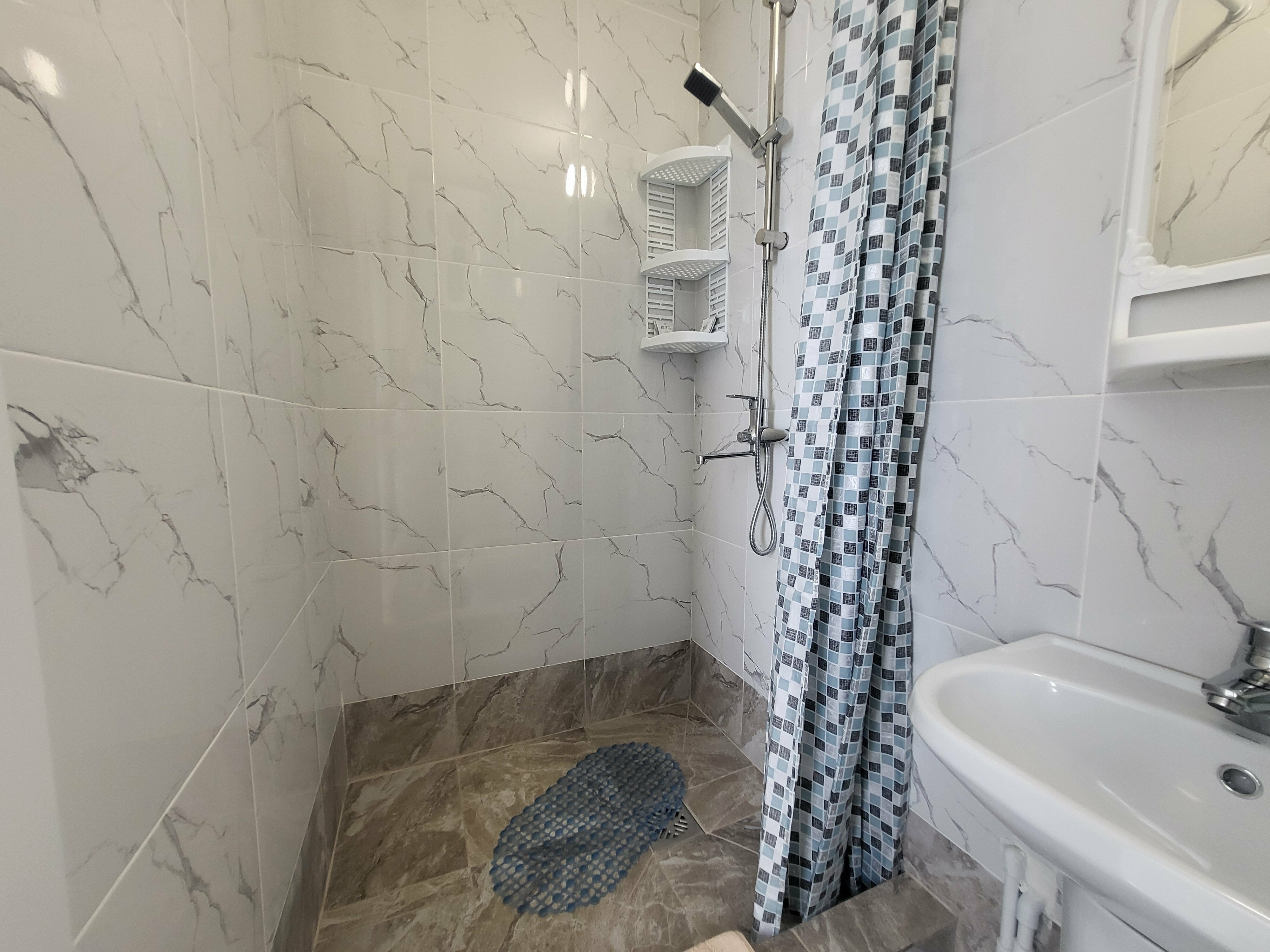 Трехместный номер «Комфорт» с душем