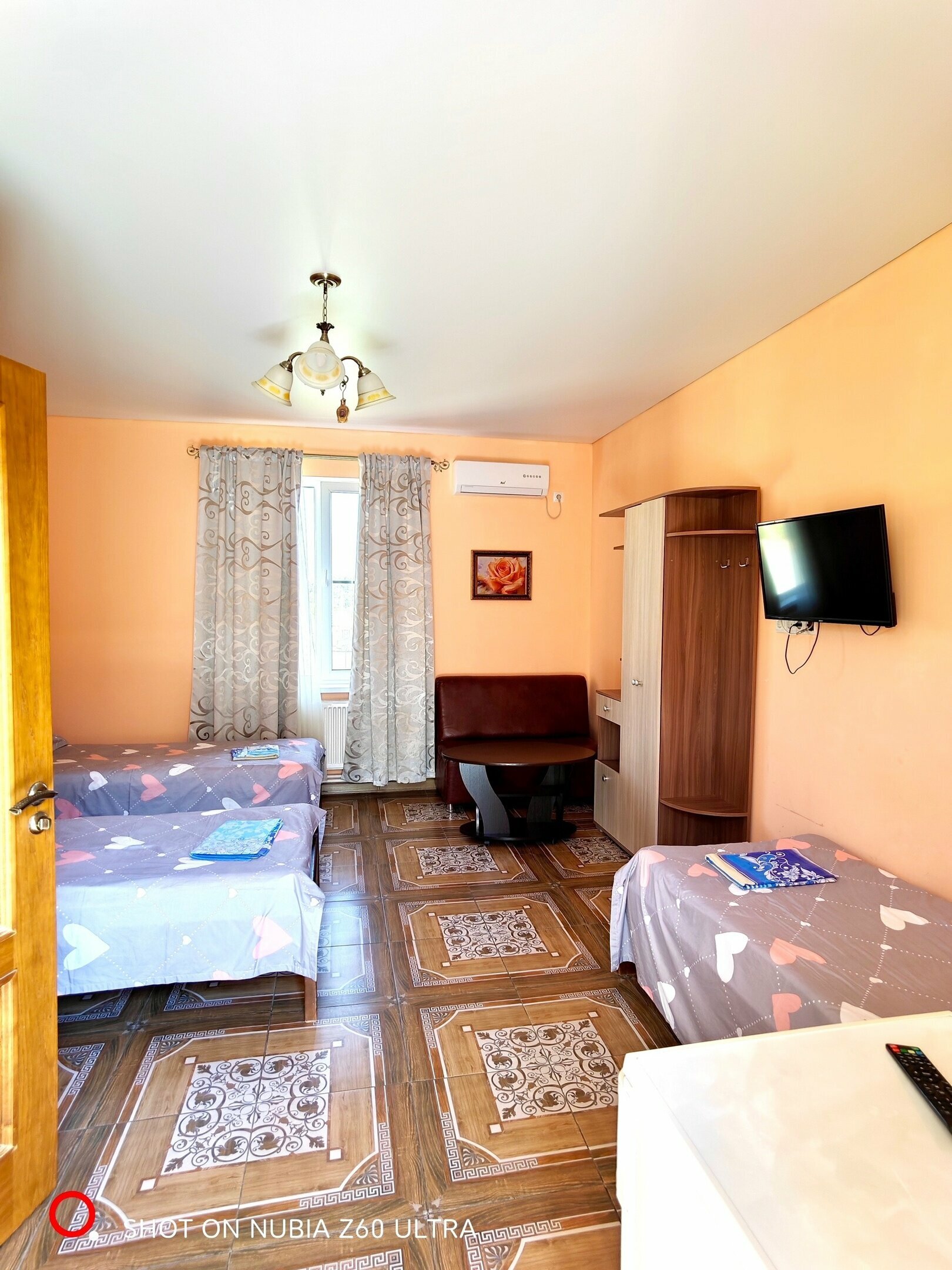 Трехместный номер с собственной ванной комнатой