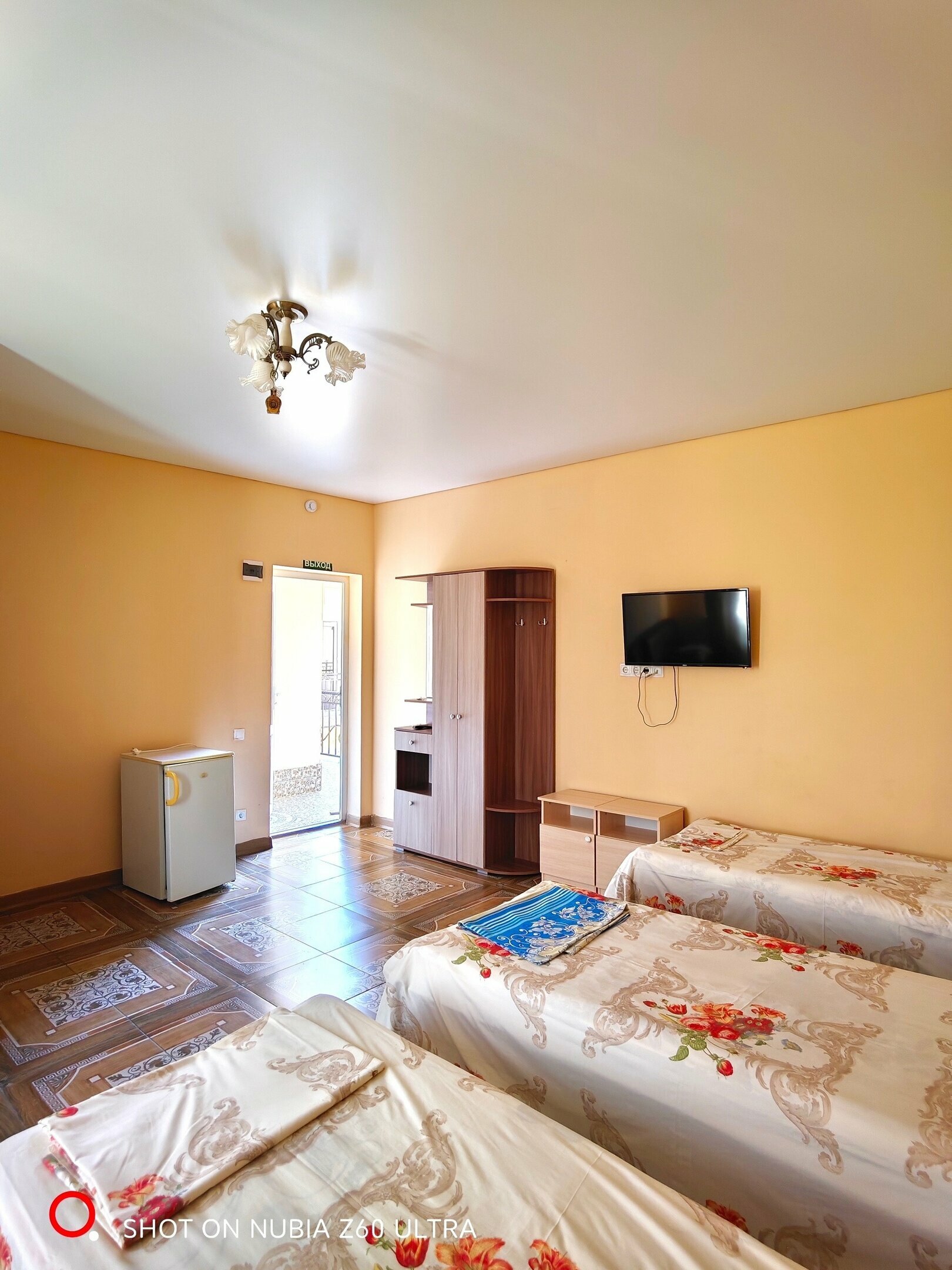 Четырехместный номер с ванной комнатой