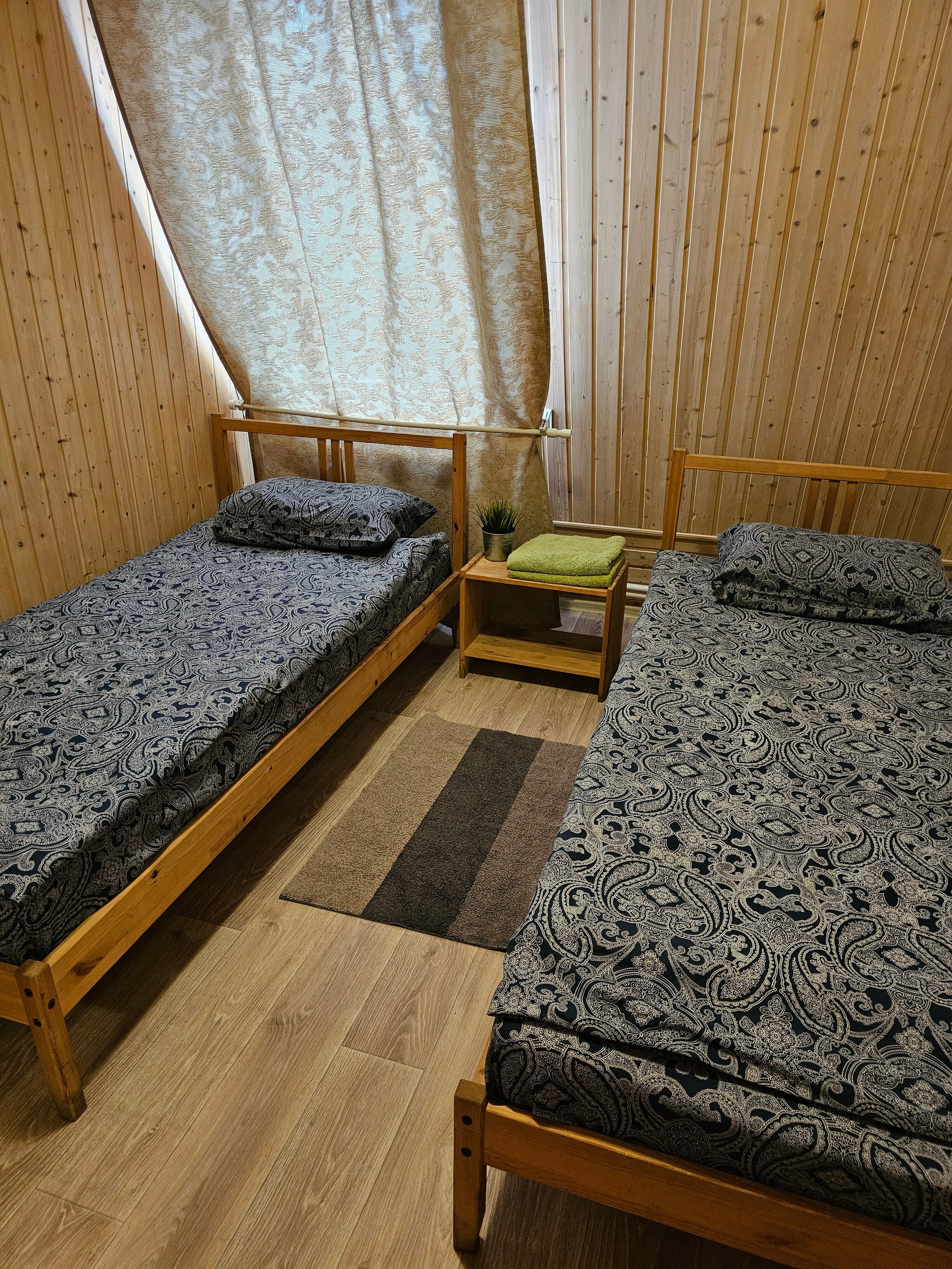 Стандартный двухместный номер с 2 отдельными кроватями и общей ванной комнатой