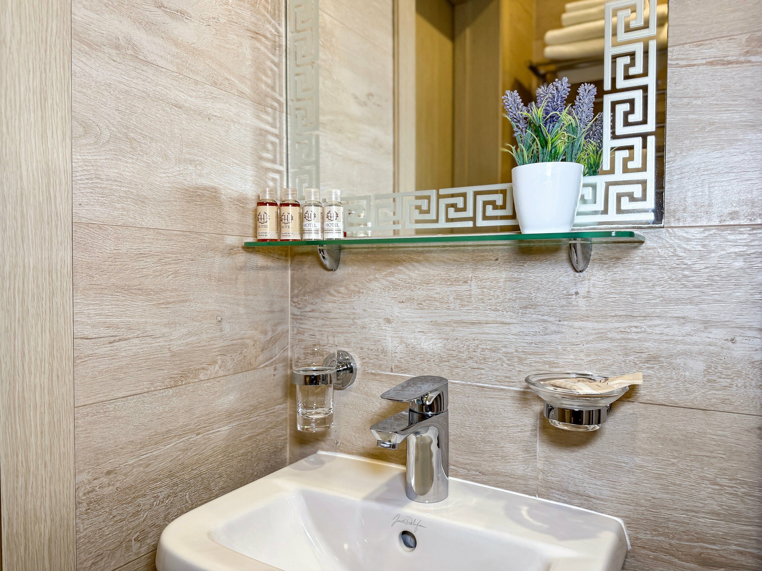 Трёхместный с двуспальной кроватью и дополнительным местом стандарт