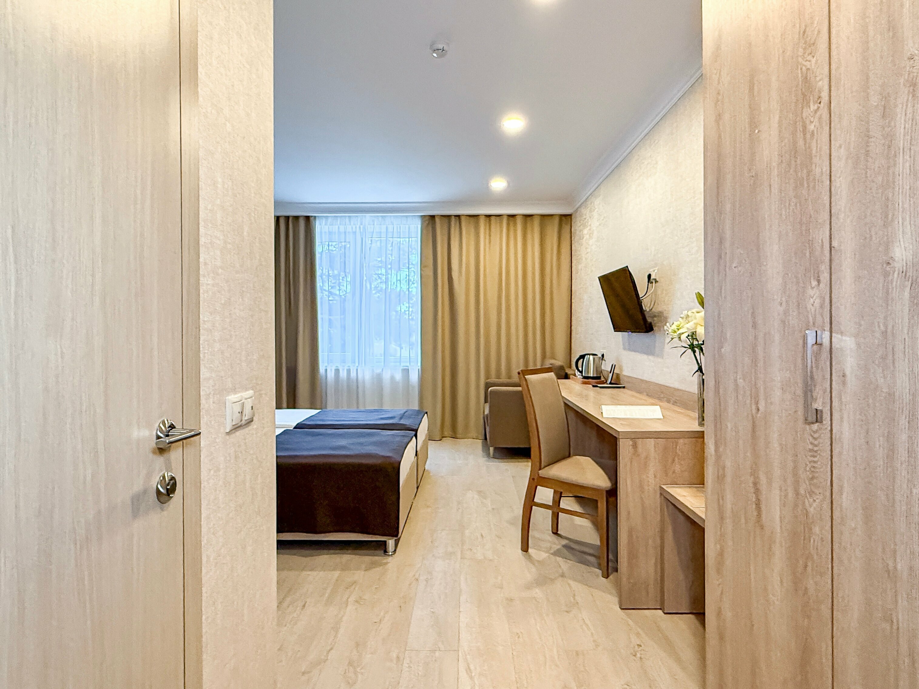 Трёхместный с 2 отдельными кроватями и дополнительным местом стандарт