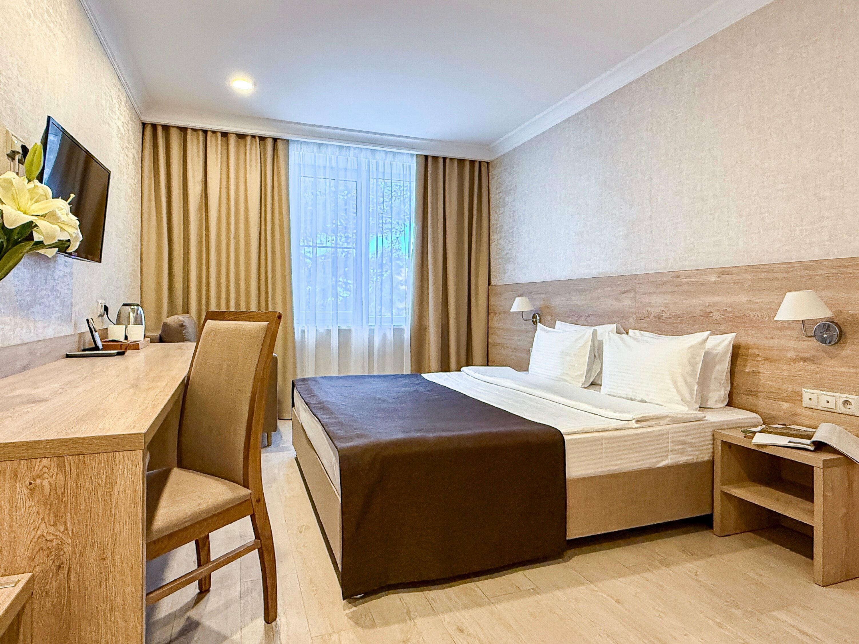 Трёхместный с двуспальной кроватью и дополнительным местом стандарт