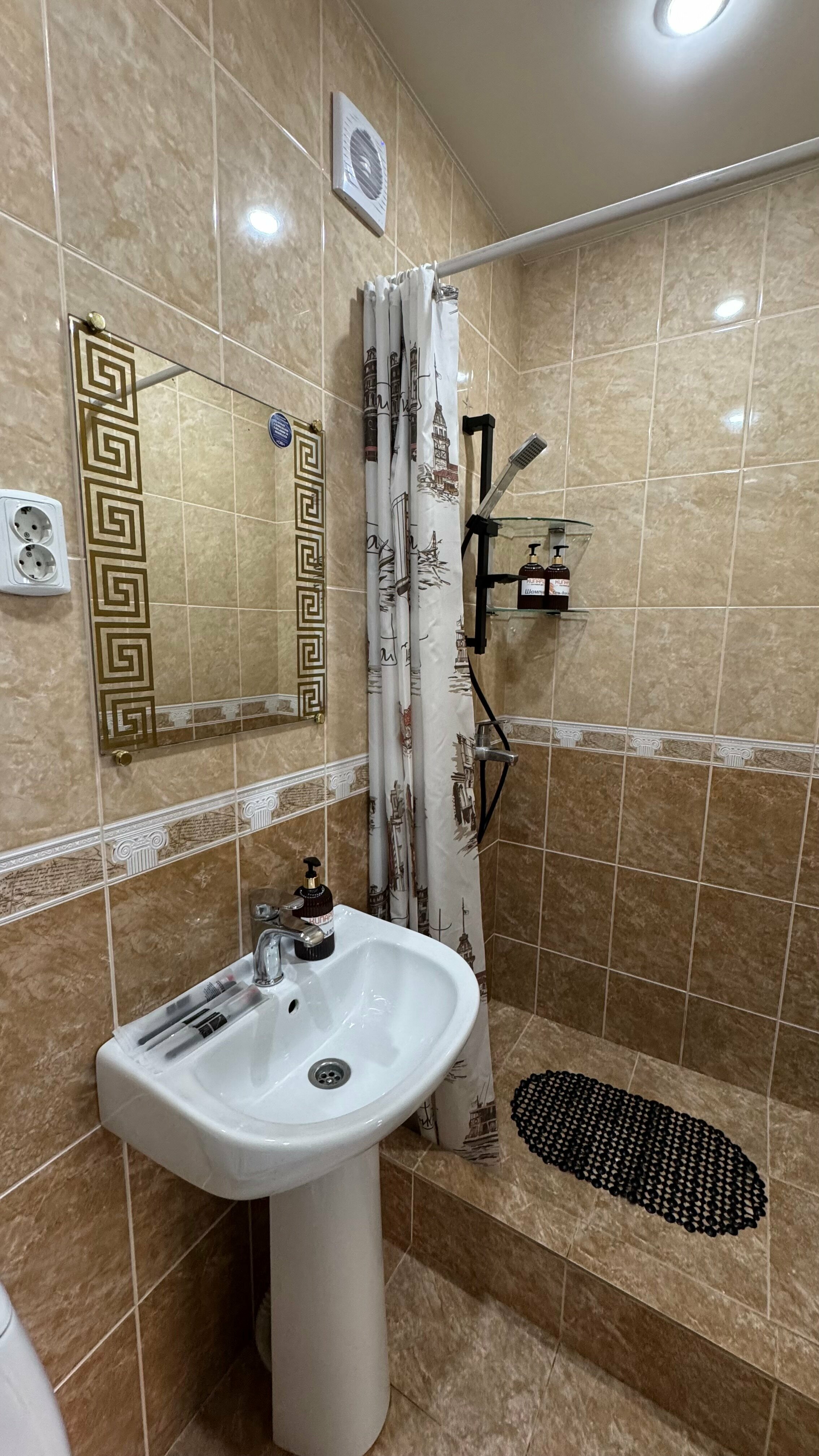 Стандартный трехместный номер собственной ванной комнатой