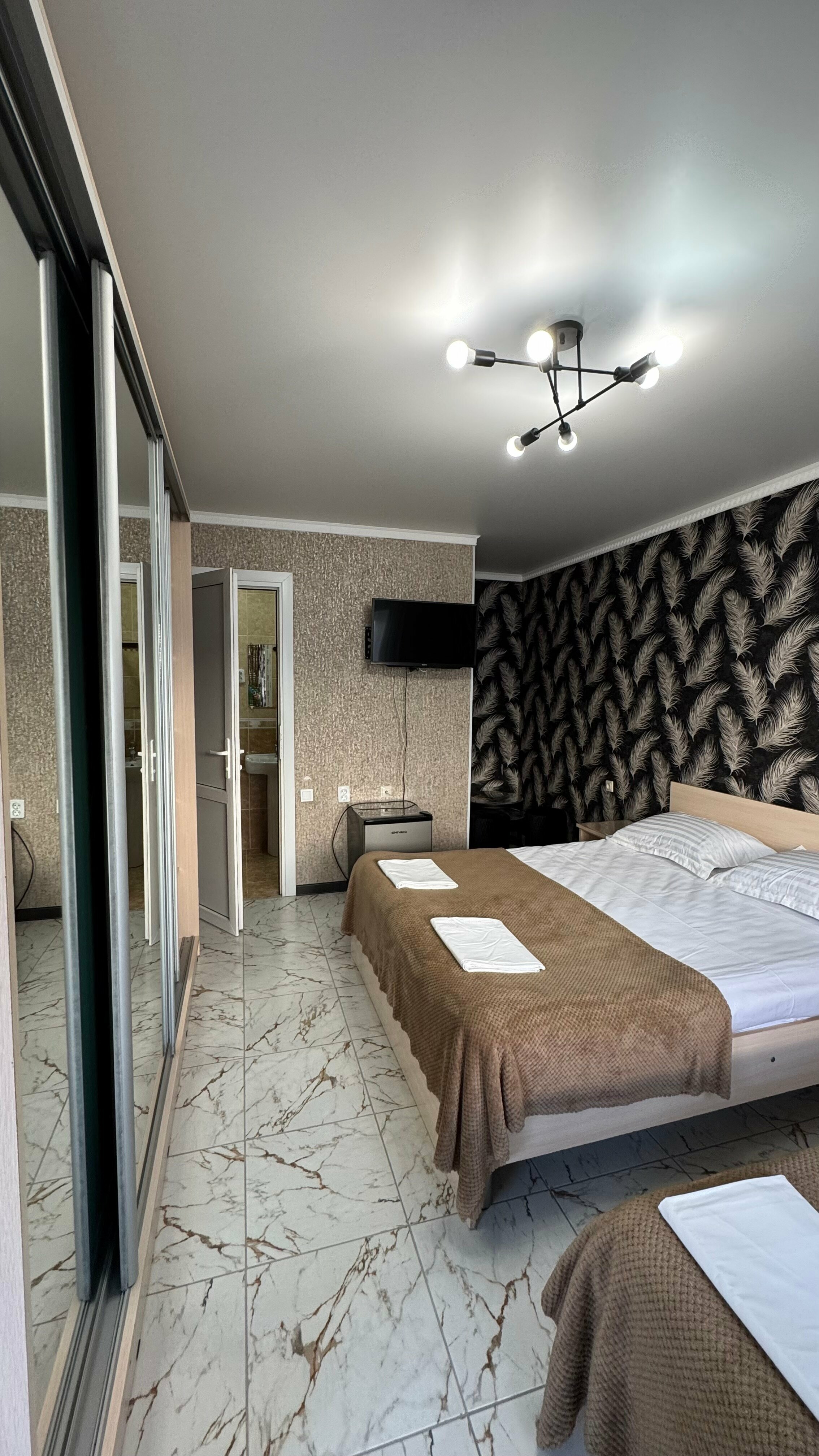 Стандартный трехместный номер собственной ванной комнатой