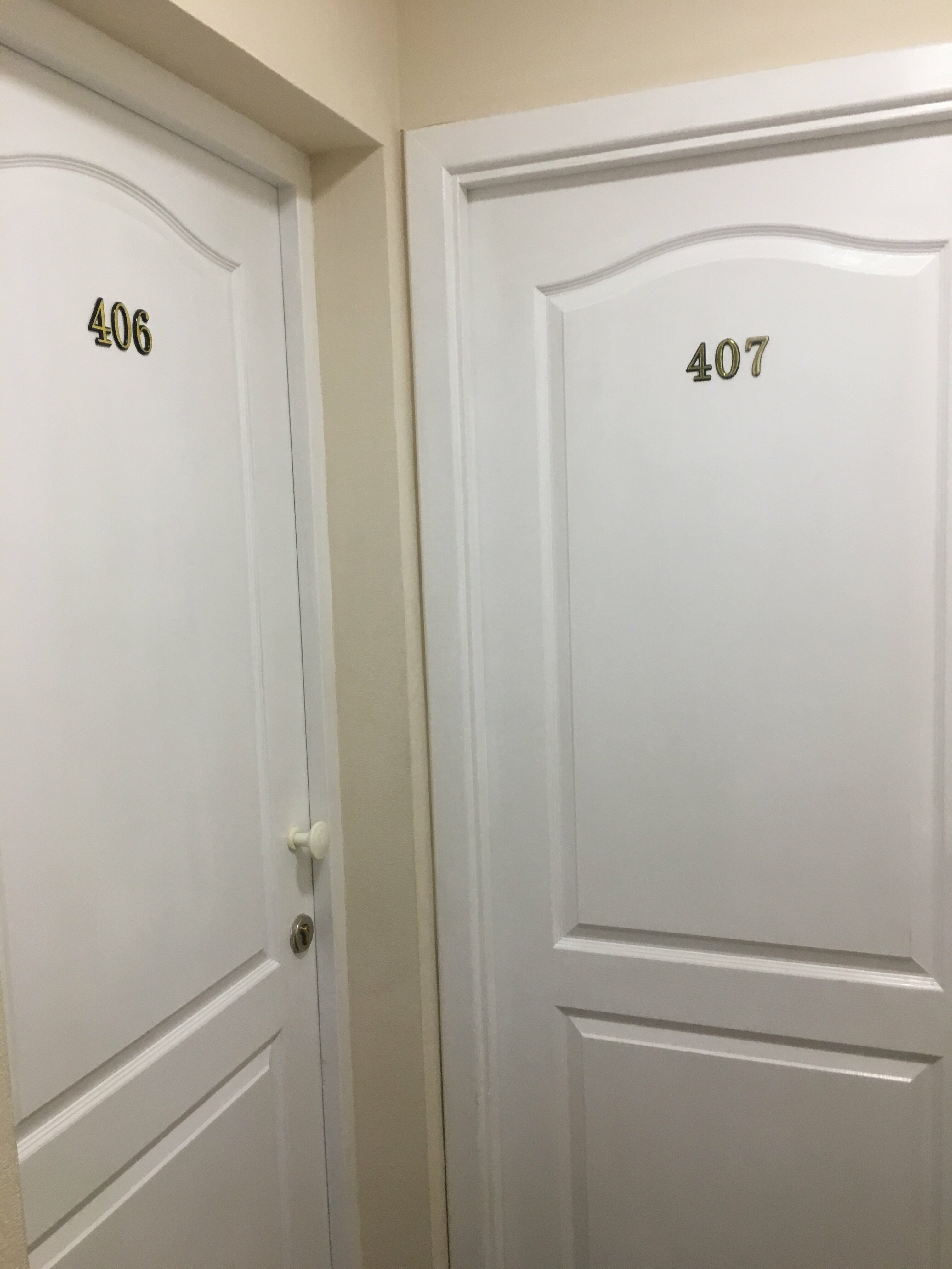 Двухместный номер с 2 отдельными кроватями и общим туалетом