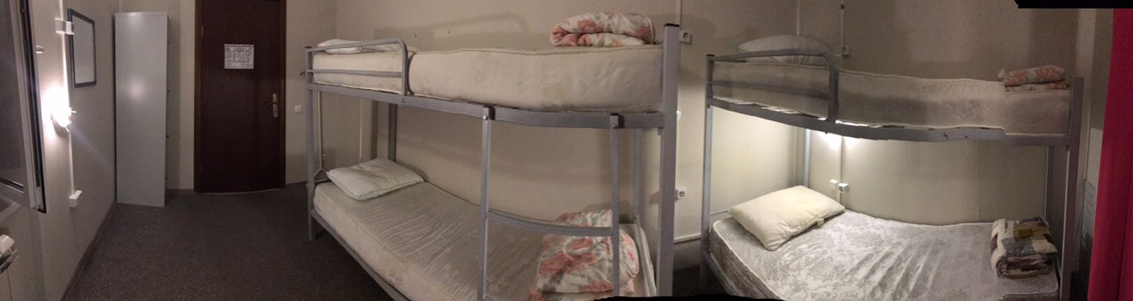 Спальное место на двухъярусной кровати в общем номере для мужчин