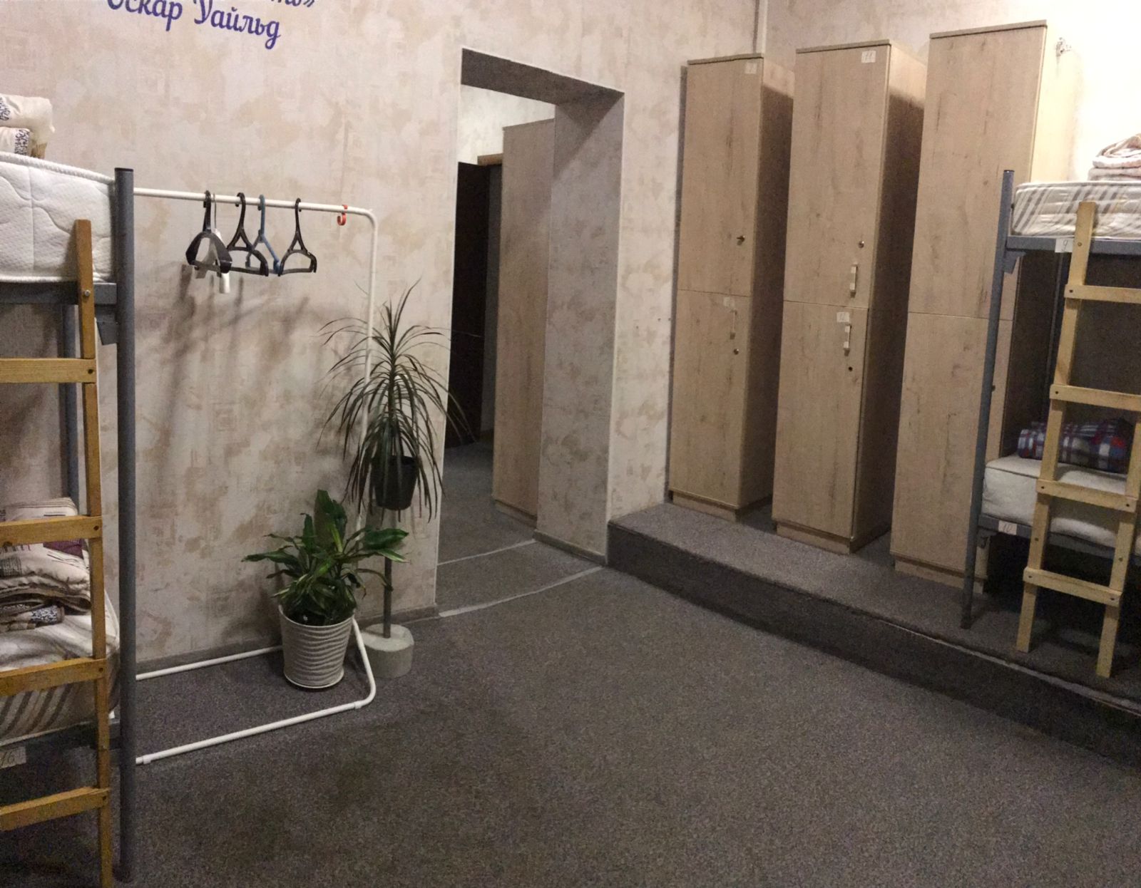 Спальное место на двухъярусной кровати в общем номере для мужчин