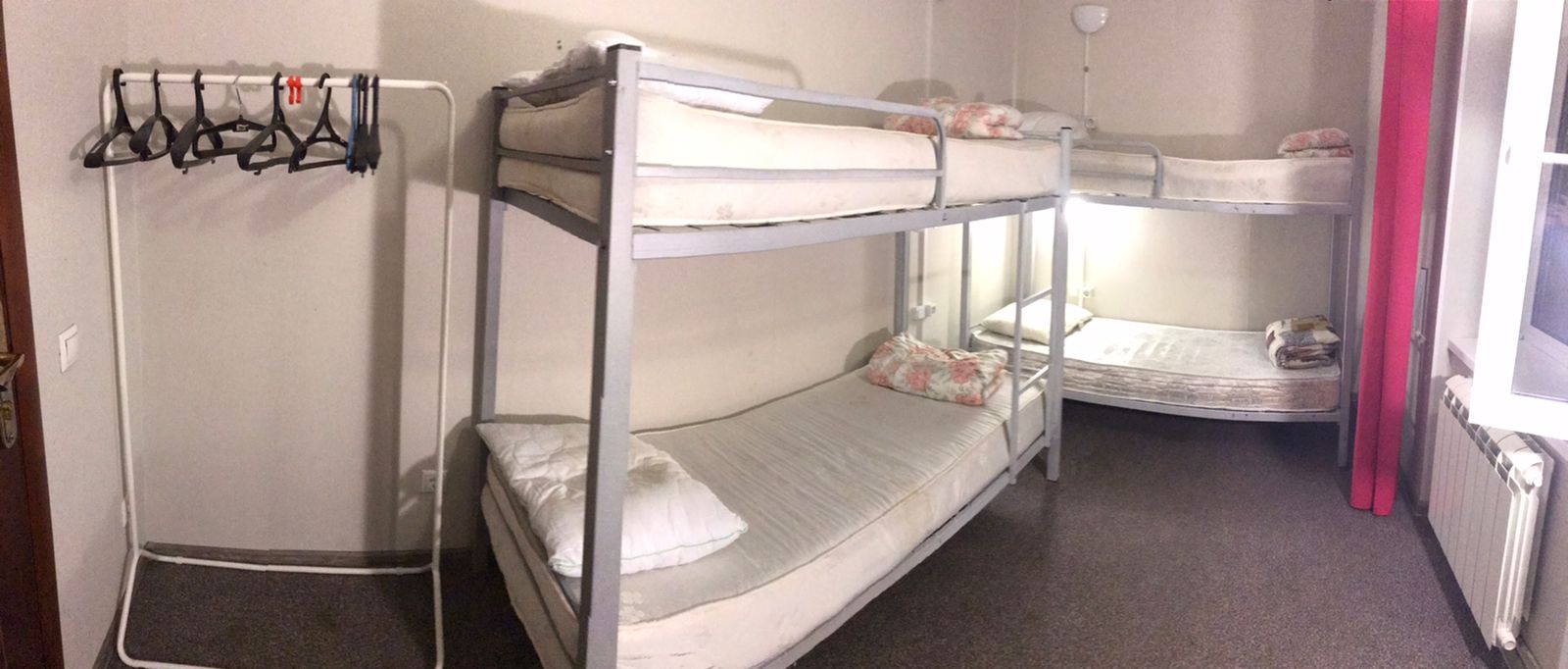 Спальное место на двухъярусной кровати в общем номере для мужчин