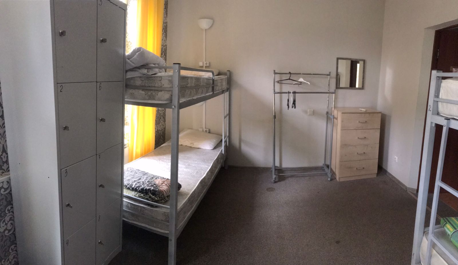Спальное место на двухъярусной кровати в общем номере для мужчин