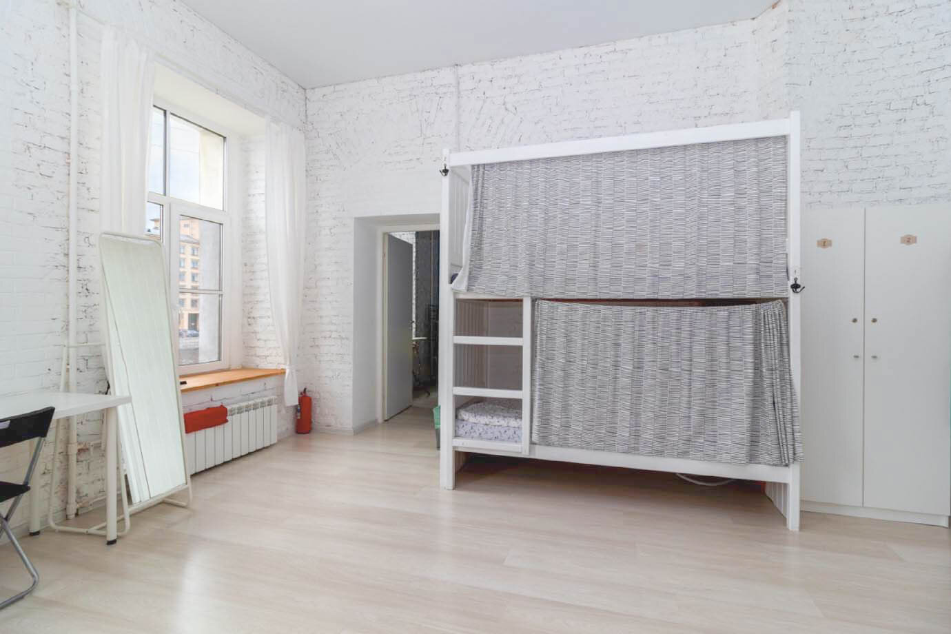 Женская 6-местная комната с видом на город и общим санузлом (4 этаж)