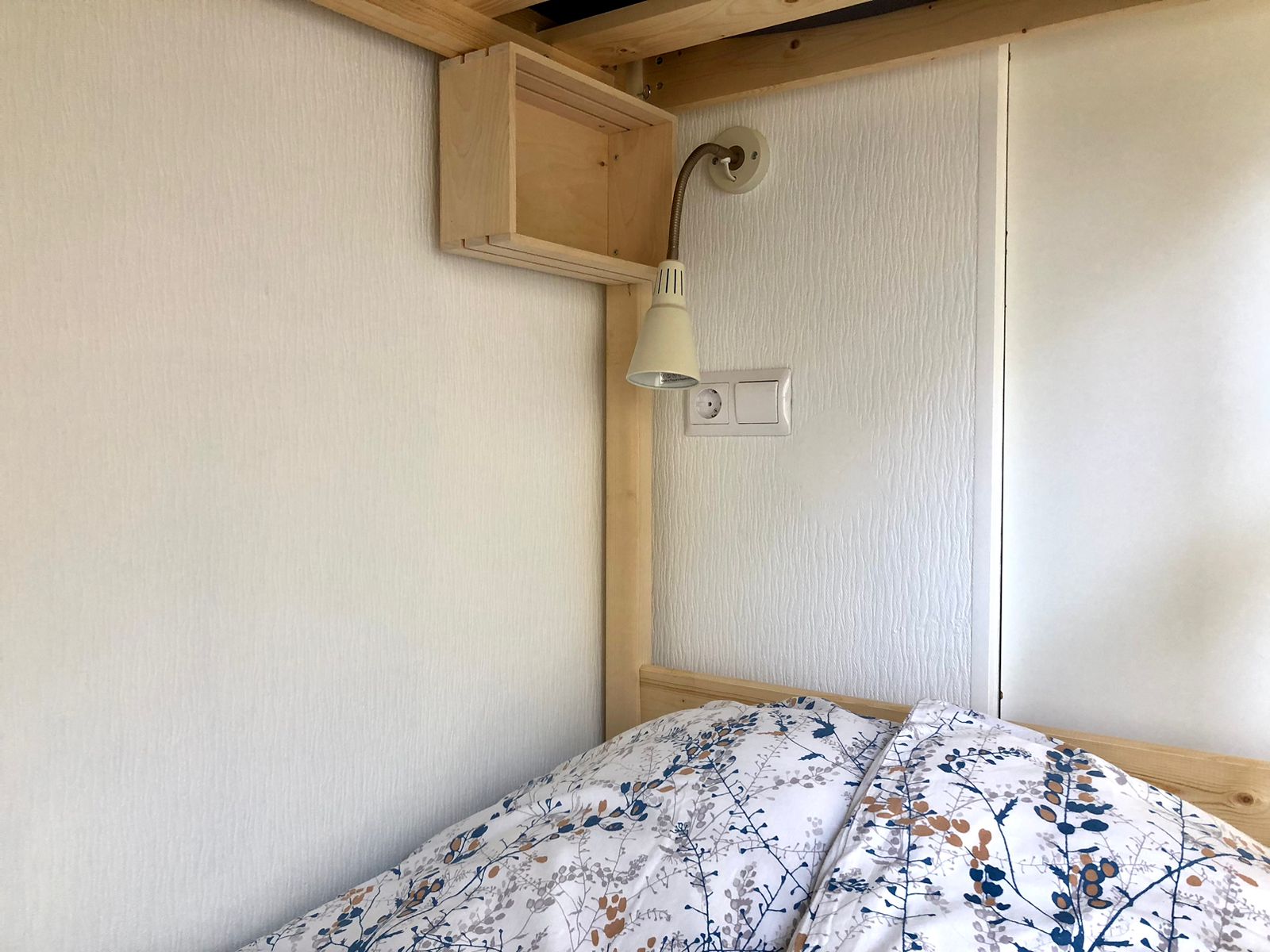 Женская 6-местная комната с видом на город и общим санузлом (4 этаж)