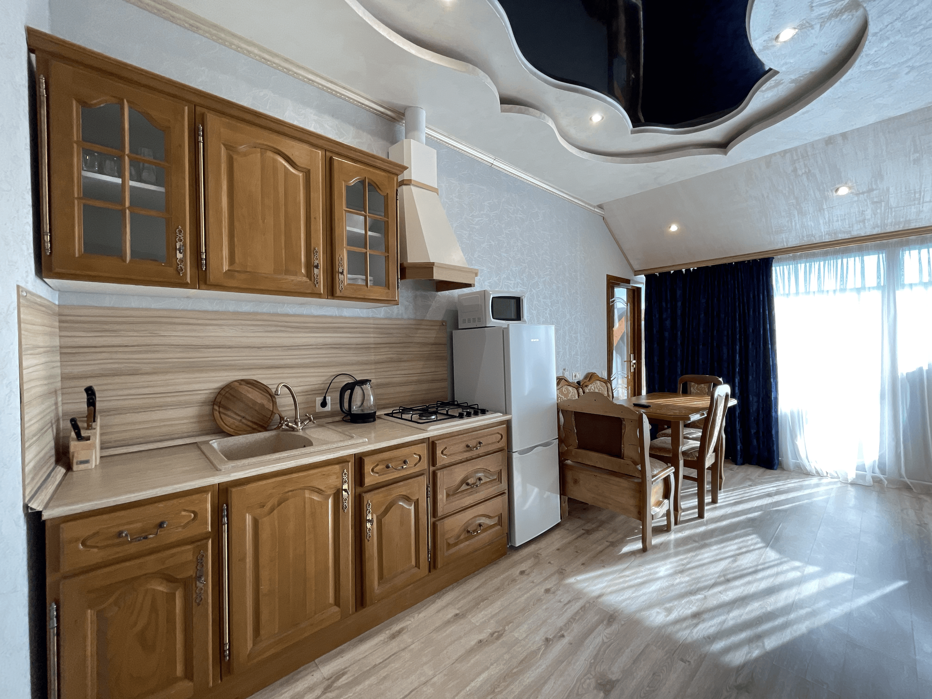 Комната с кухней и с видом во внутренний двор