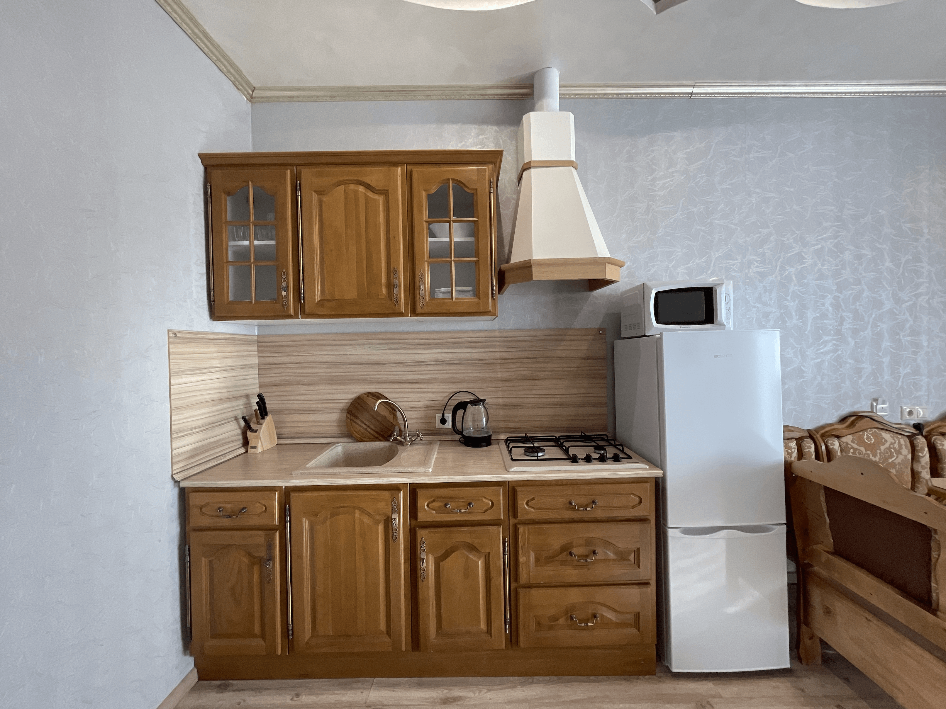 Комната с кухней и с видом во внутренний двор