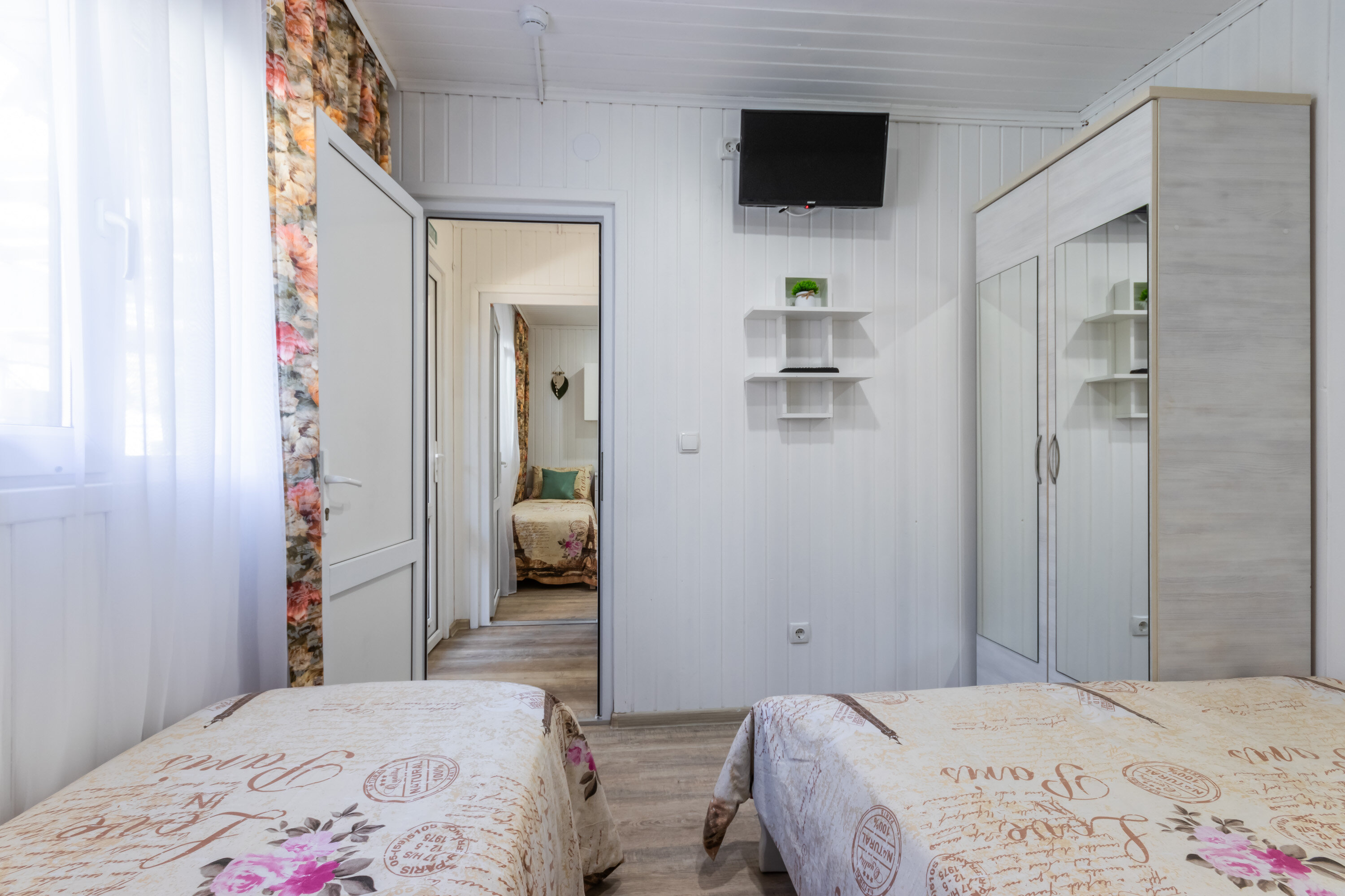 Домик шестиместный  двухкомнатный