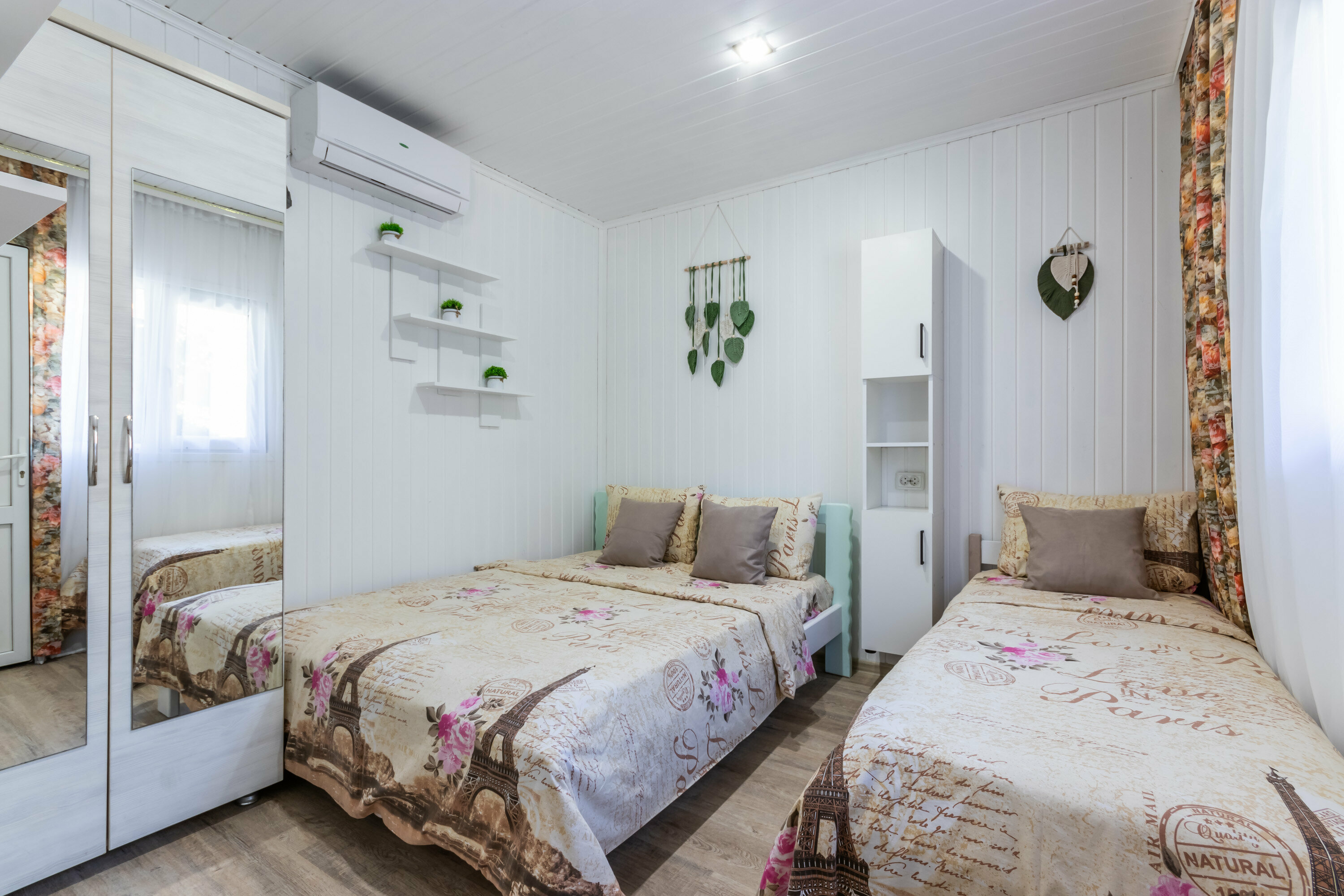 Домик шестиместный  двухкомнатный