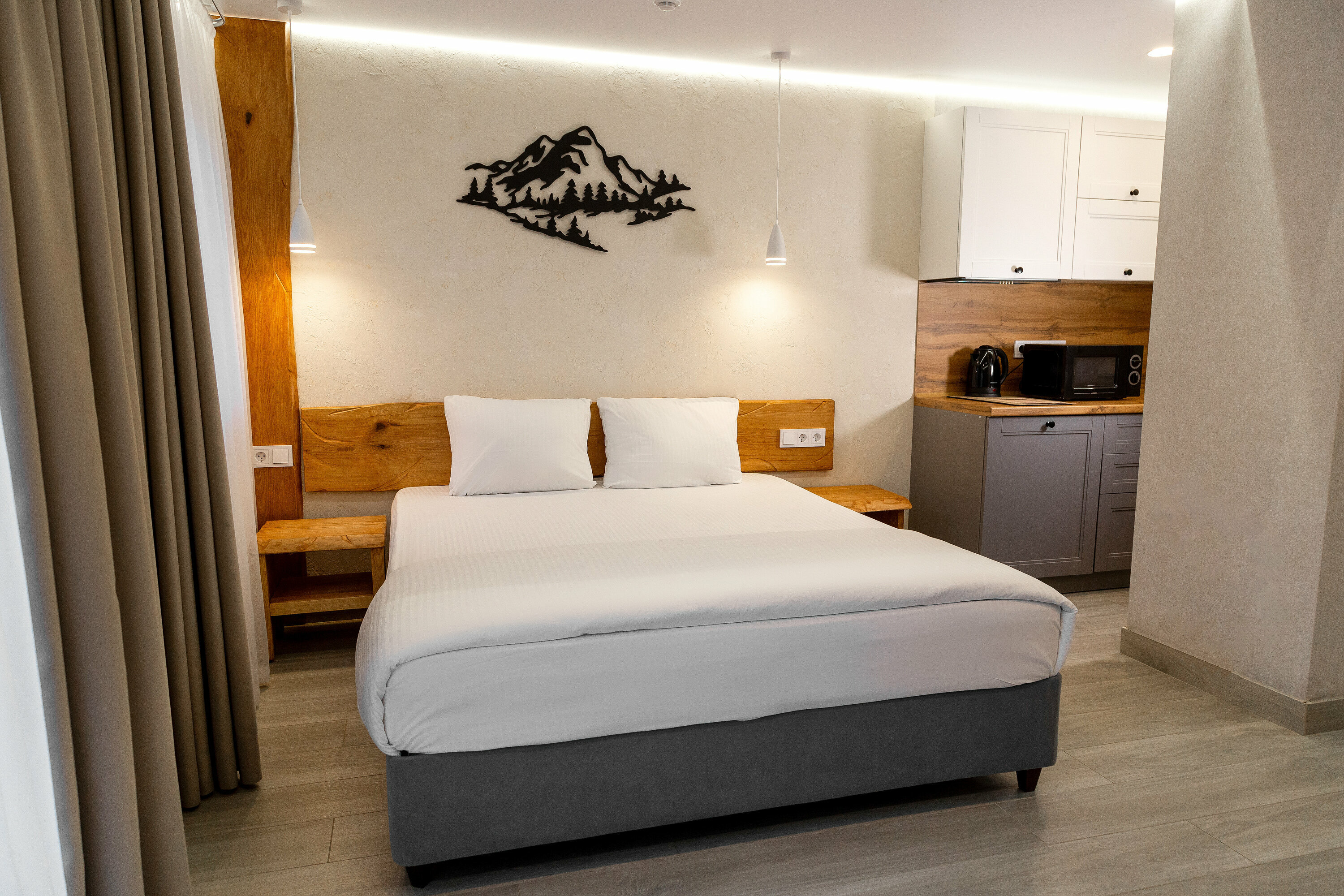 Люкс "Горы", 2-х местный с двуспальным диваном.