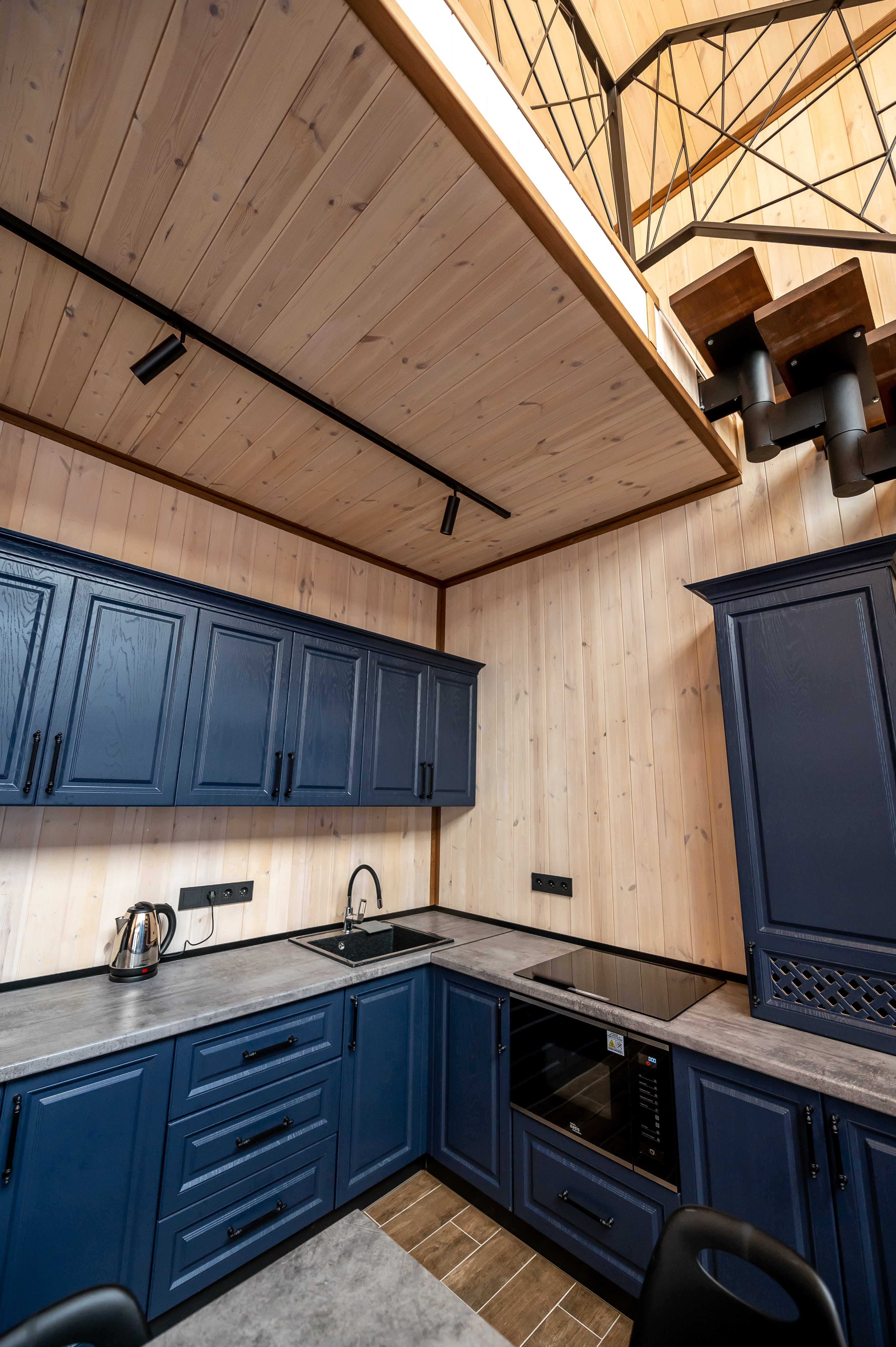 Дом  двухэтажный с навесом, мангалом и встроенной сауной (за отдельную плату), подогреваемый бассейн под открытым небом включен в стоимость проживания.